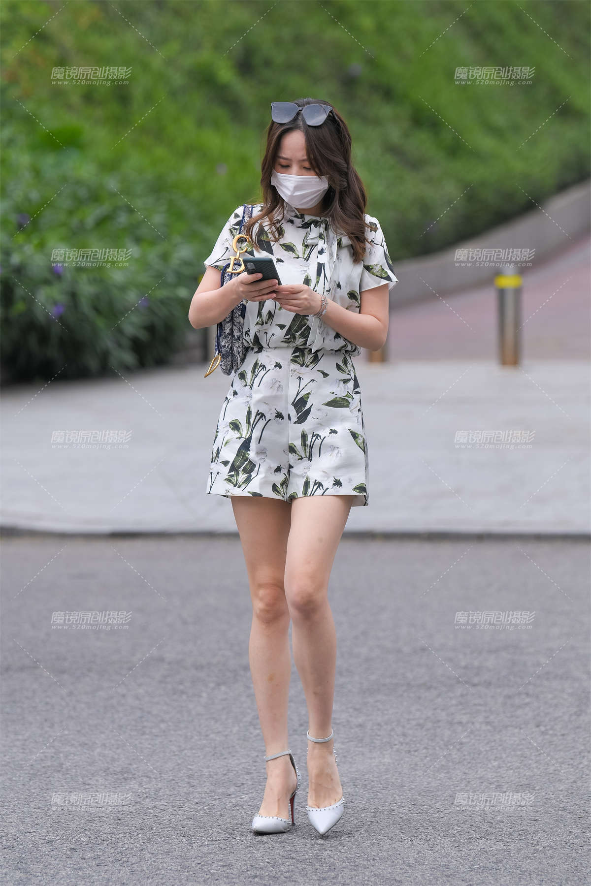 白绿花短裙凉高跟-日更街拍
