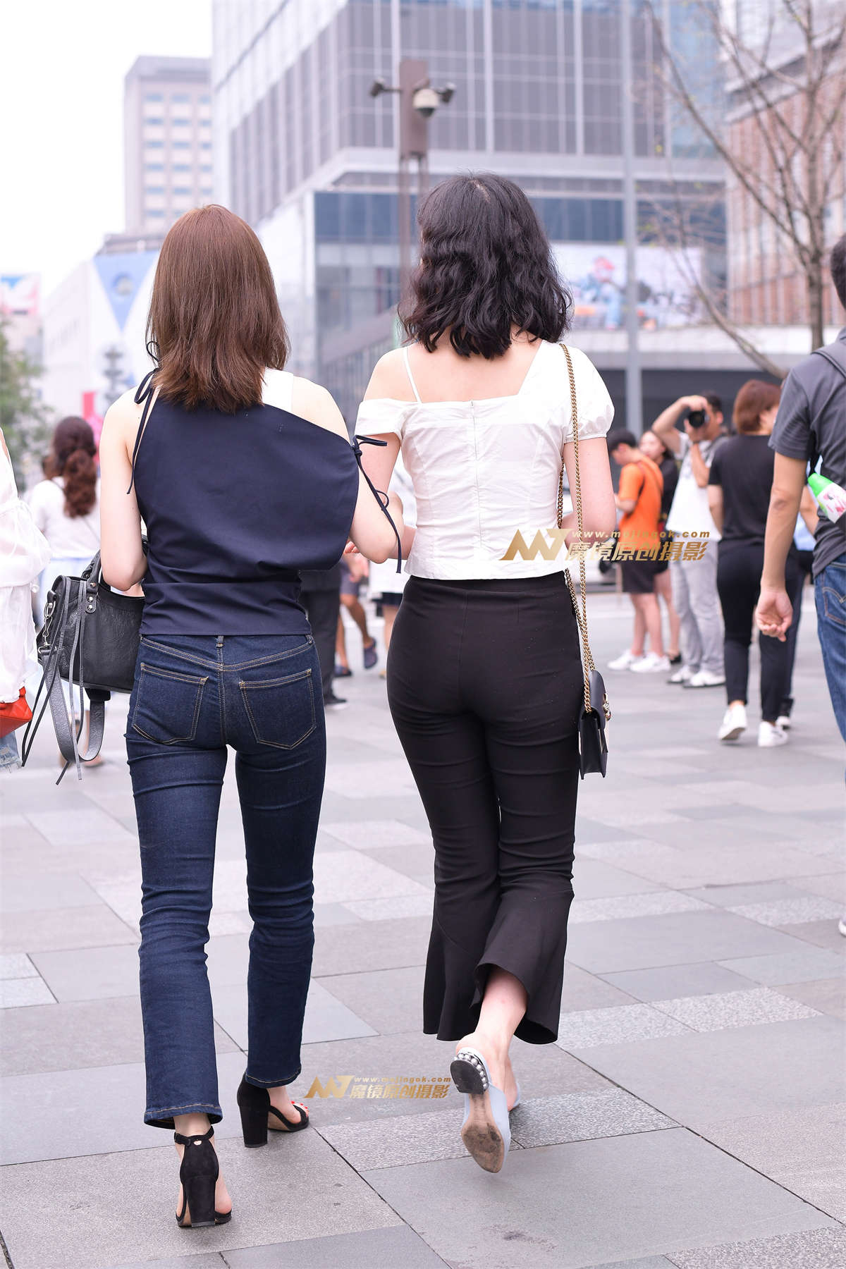 【街拍之魂赛帖】甜美长相紧致好身材插图1