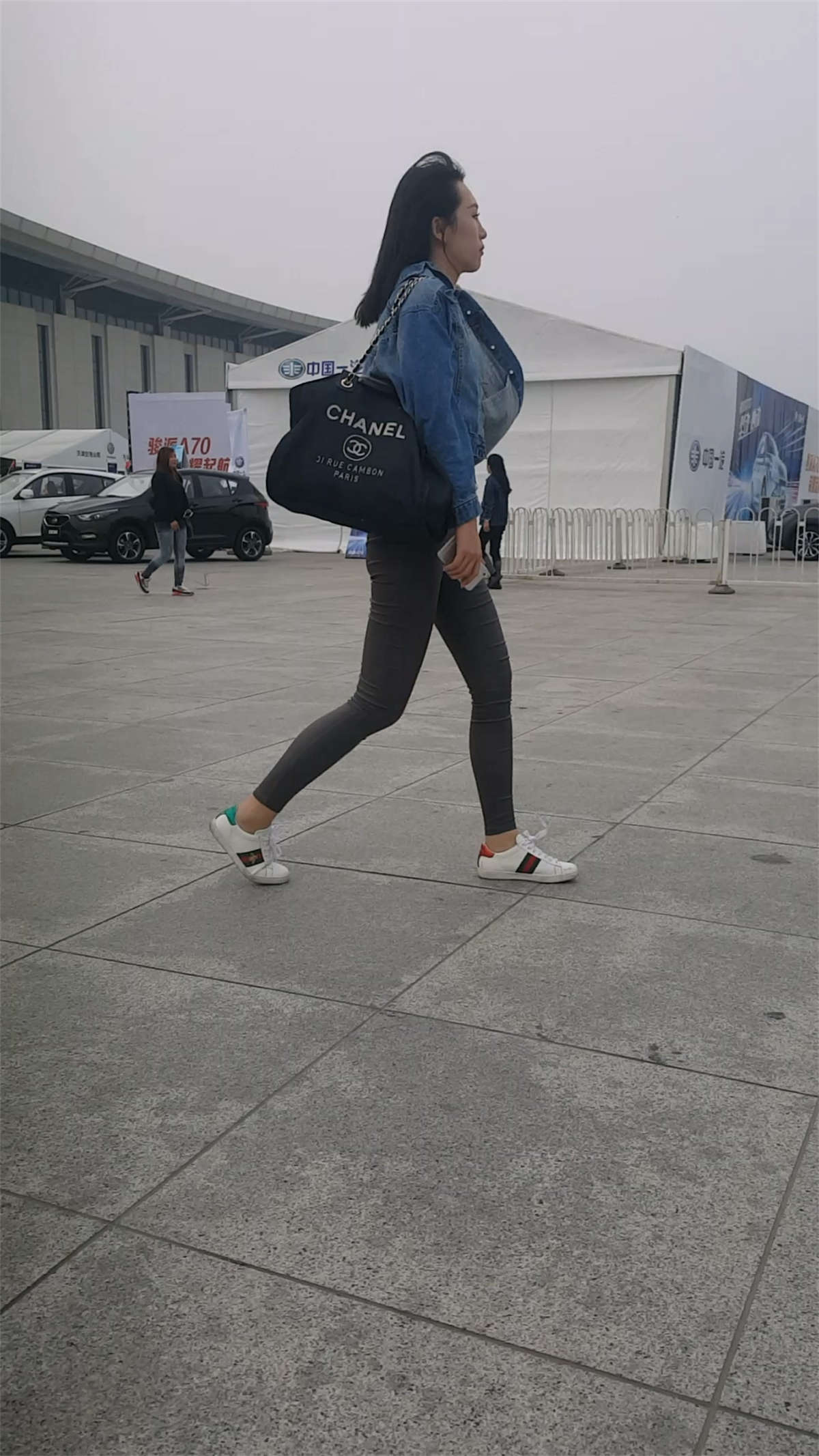 图片[2]-牛仔外套灰色紧身裤美女-日更街拍