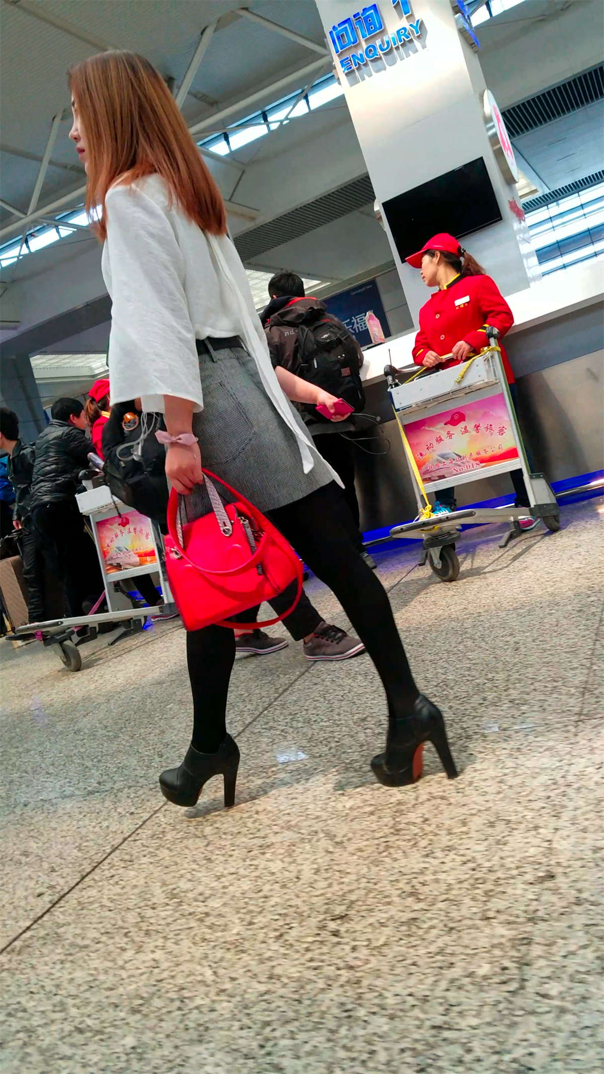 图片[2]-[4K高清视频]高铁站跟拍格子短裙黑色丝袜高跟漂亮美女-日更街拍