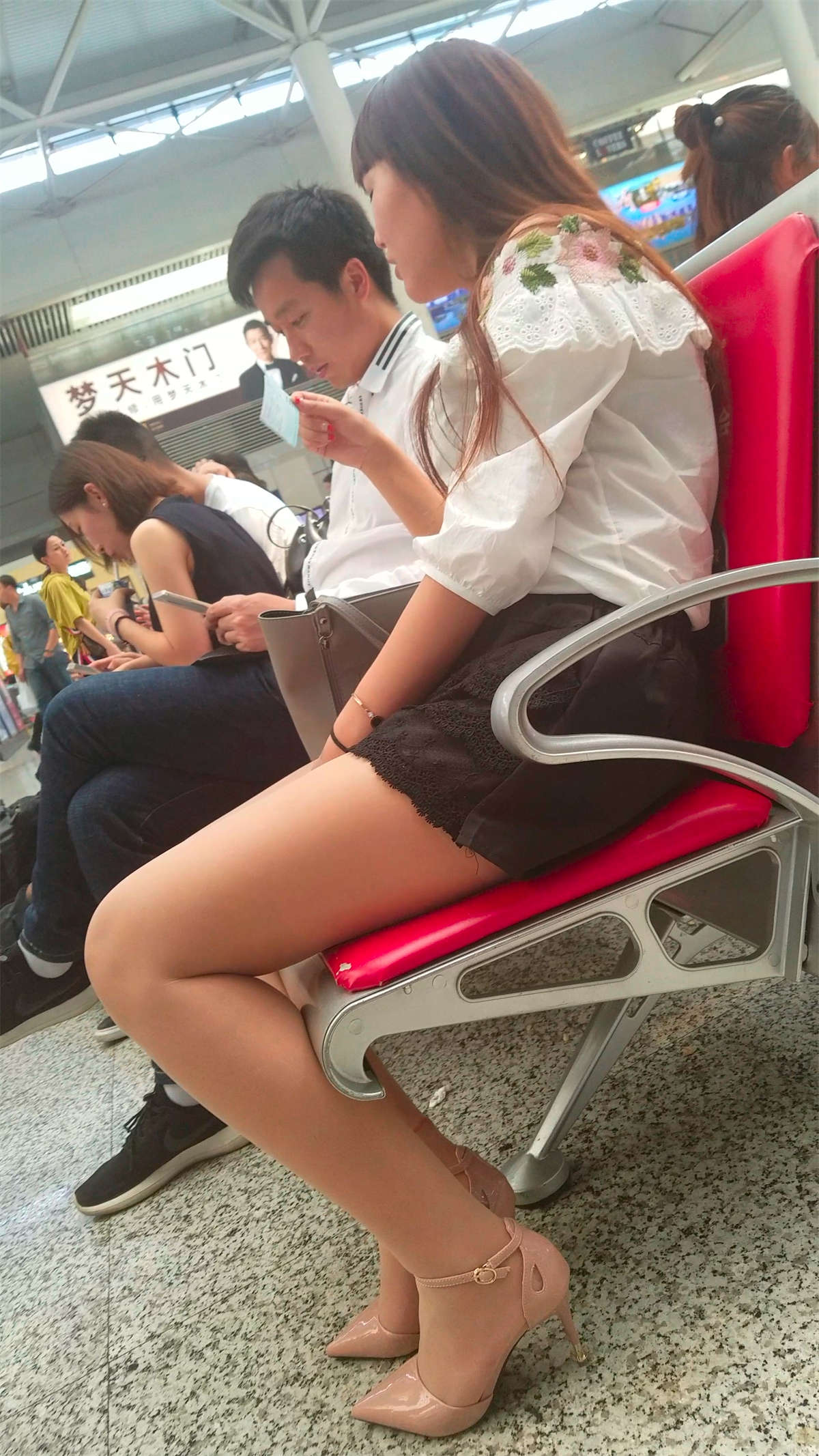 图片[2]-[4K高清视频]黄色破丝袜高跟鞋丝袜脚美女-日更街拍