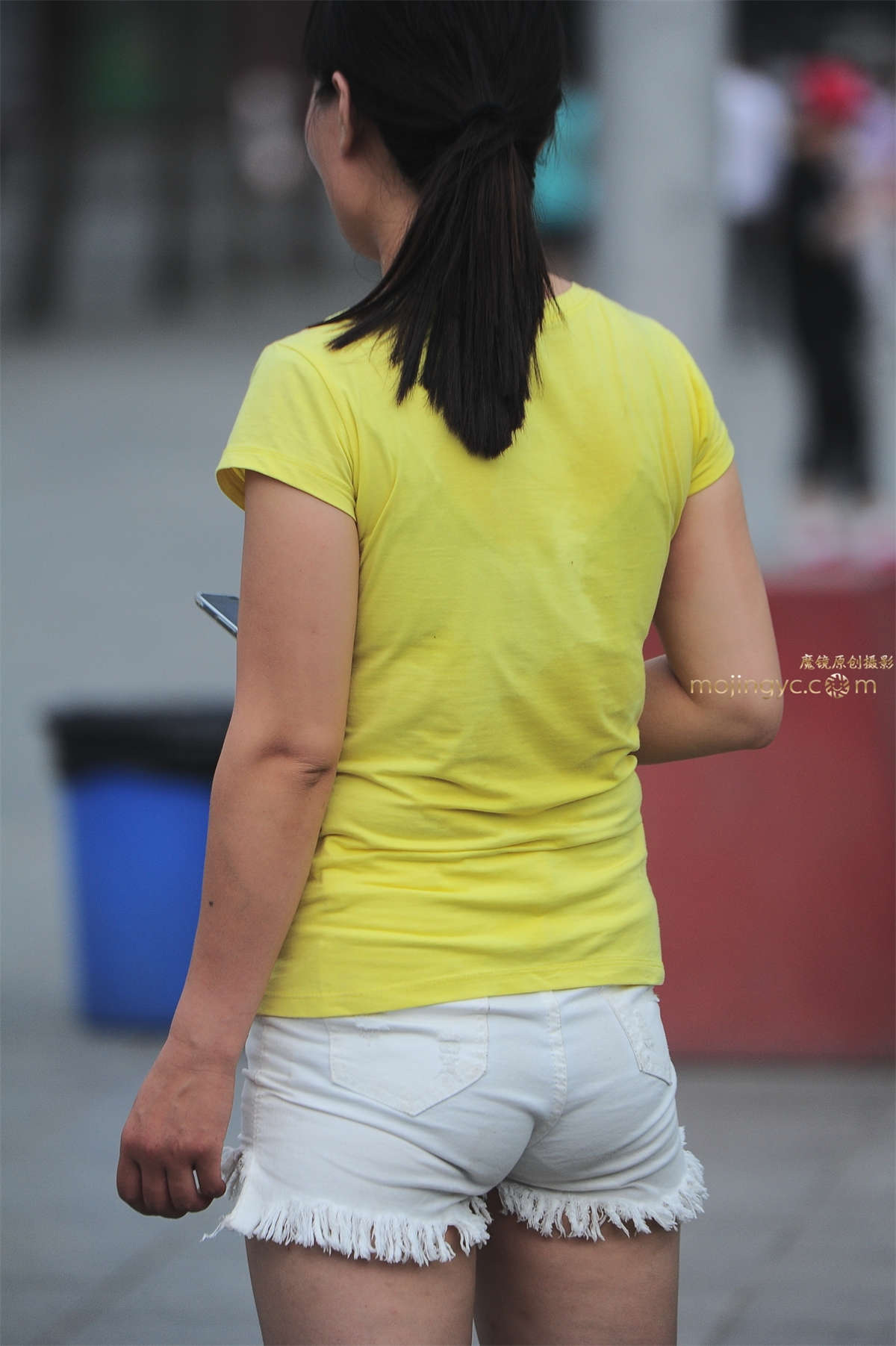 2016-07-12紧身小白裤少妇特写13张-日更街拍