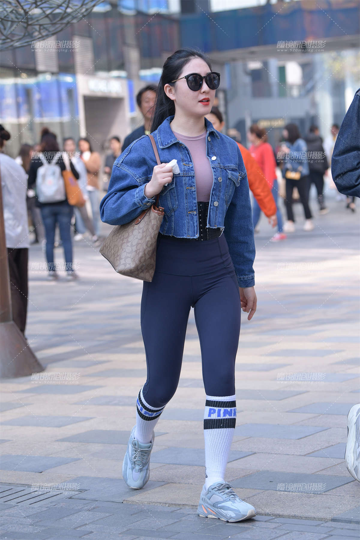 【街拍之魂赛帖】紫色超紧小姐姐-日更街拍