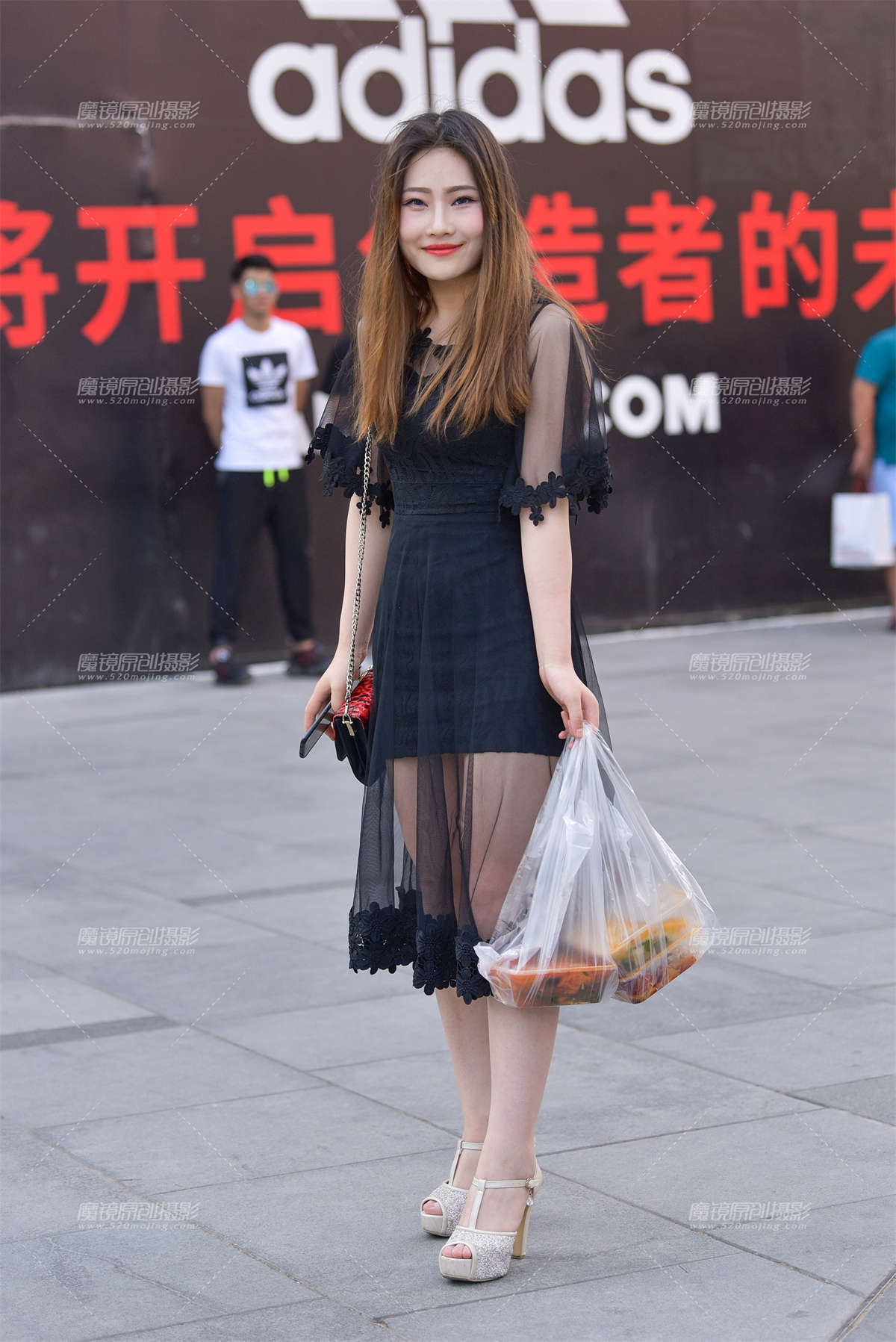 【补档】唇红齿白的大眼睛美女-日更街拍