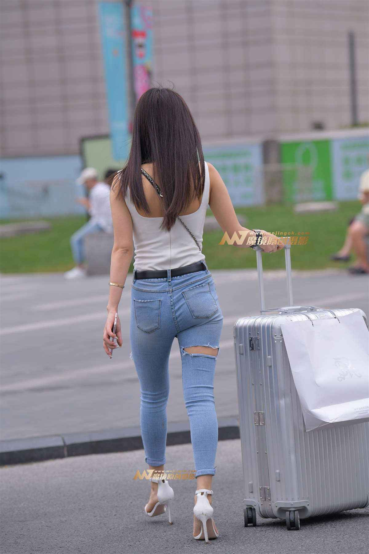 【街拍之魂赛帖】街边等人的紧牛插图1