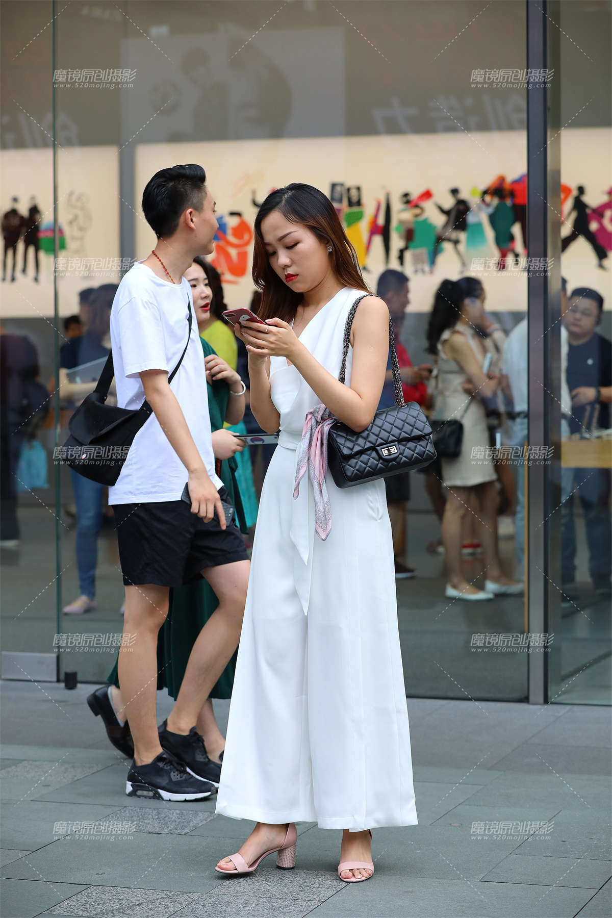 迷人的紧身薄白裤-日更街拍