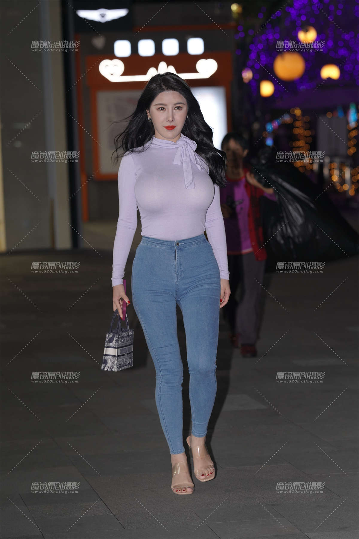 前凸后翘 紧牛美眉自信洒脱-日更街拍