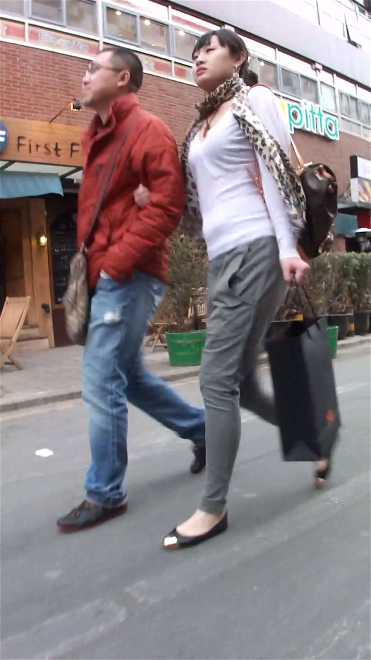 图片[2]-性感火辣露背装美女-日更街拍