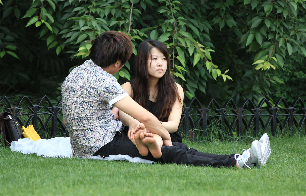 图片[2]-踏青公园街拍系列No.1194 无法体验这双被抚摸的小脚的手感，但看看细节总是可以的-日更街拍