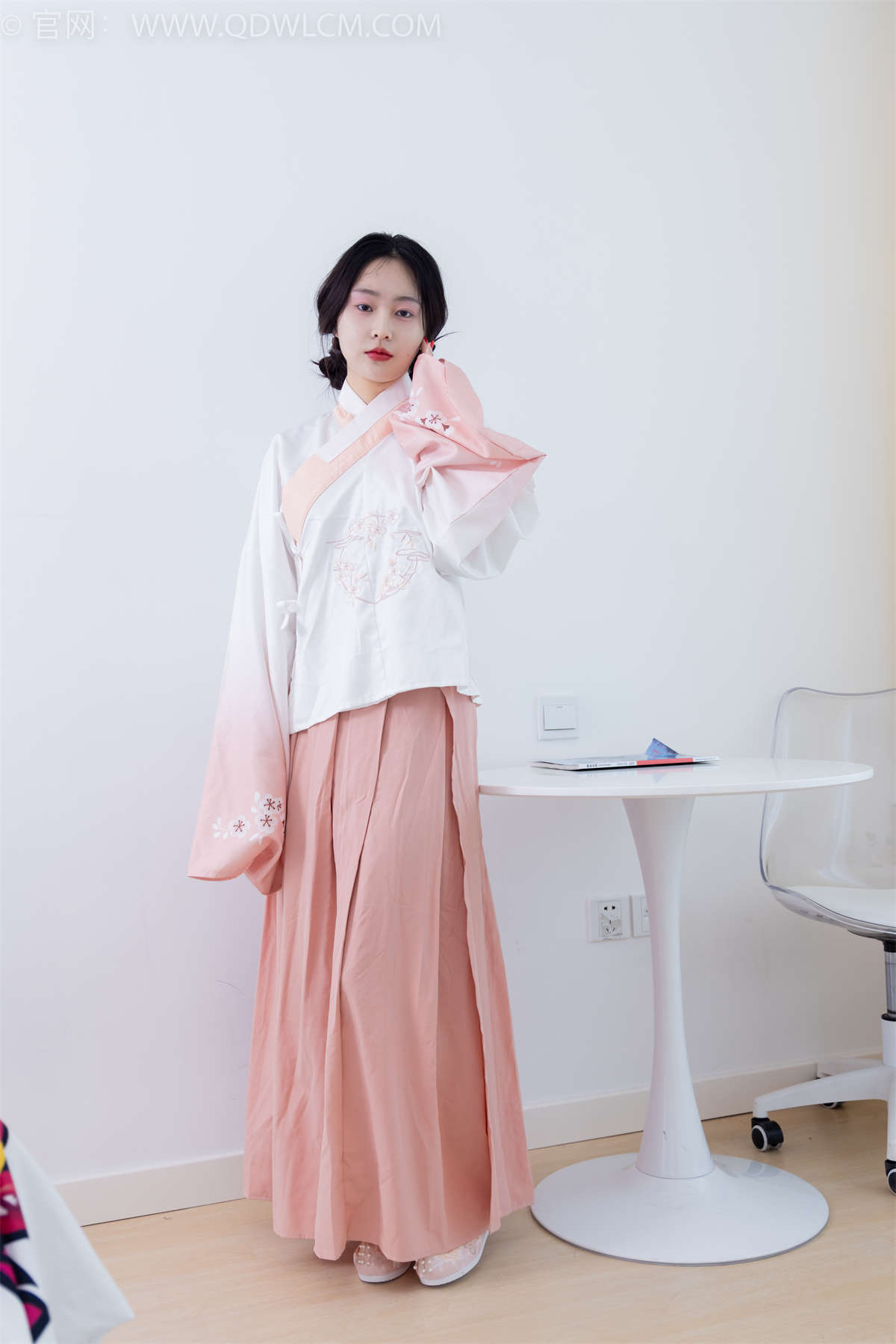 物恋传媒 NO.2132 美兔-心动一刹-日更街拍