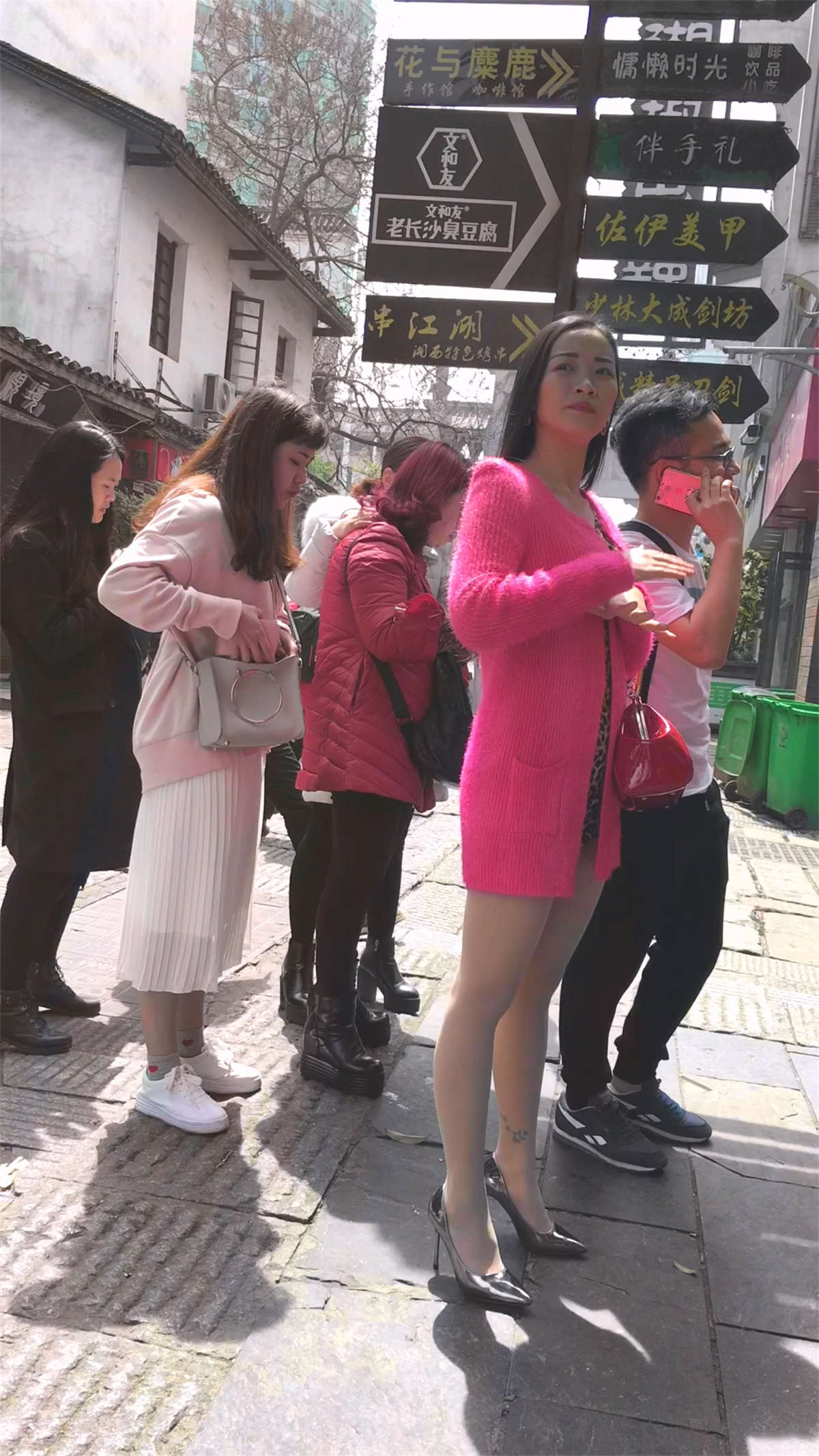 图片[2]-阳光下的肉丝大腿美腿-日更街拍