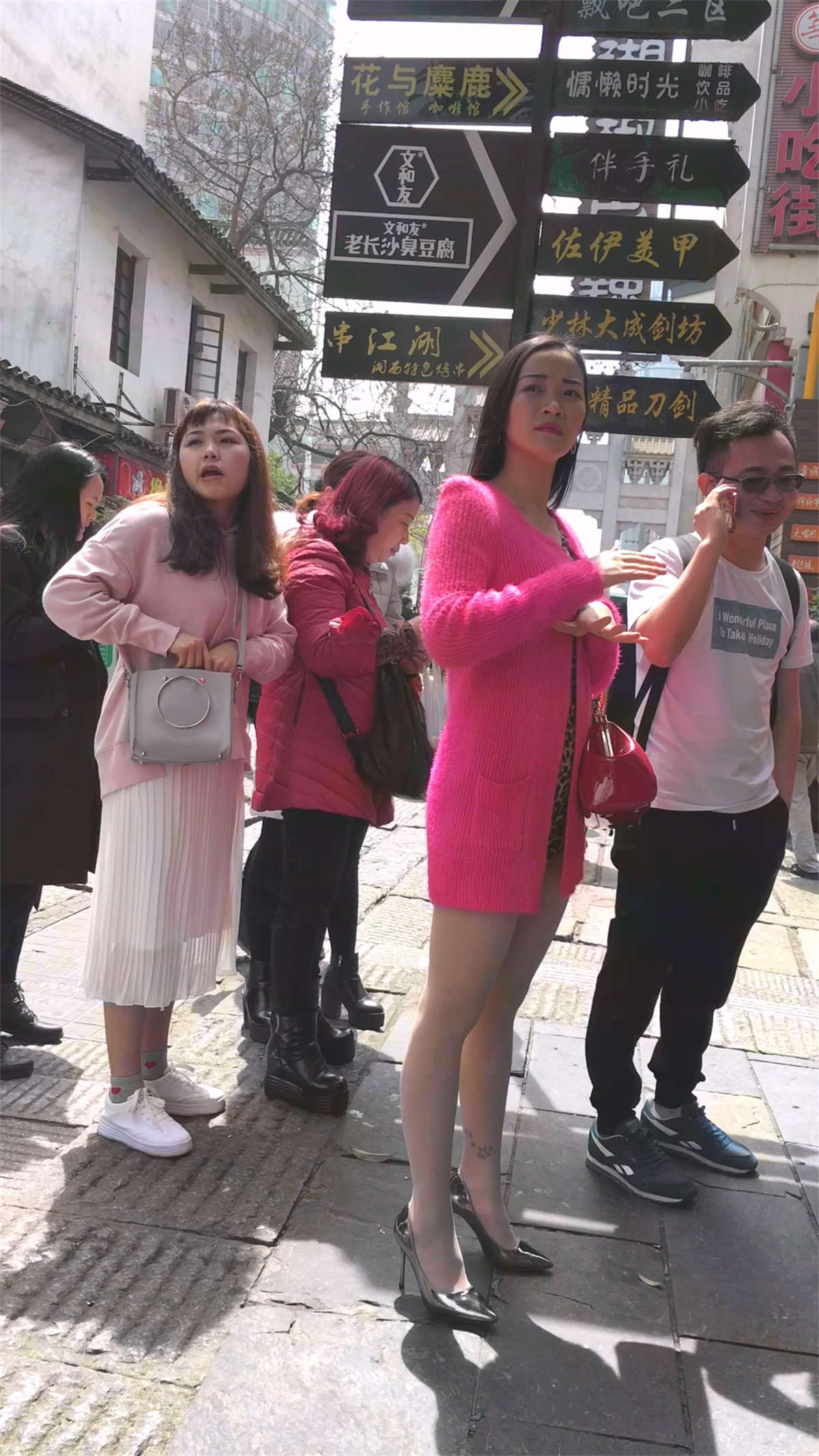 阳光下的肉丝大腿美腿-日更街拍