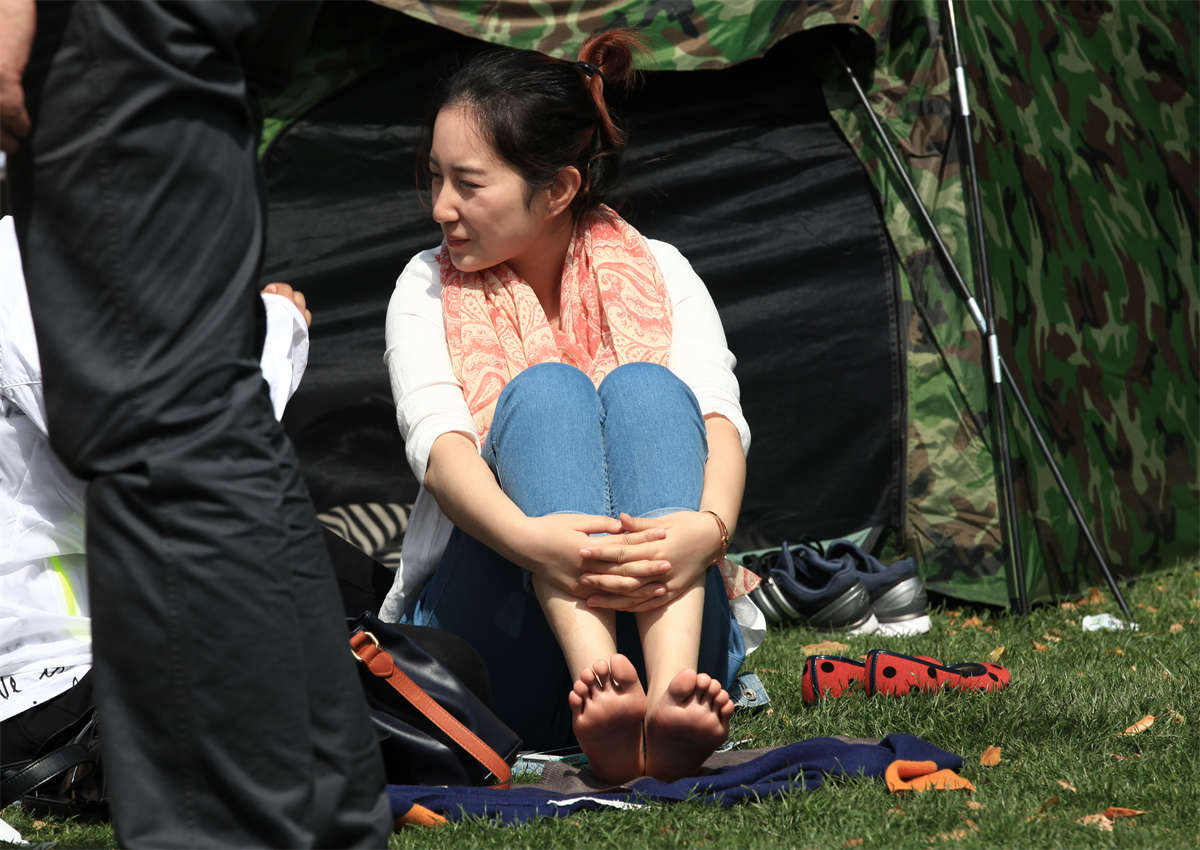 踏青公园街拍系列No.22 喜欢看少女无瑕嫩足的，这个就是了-日更街拍