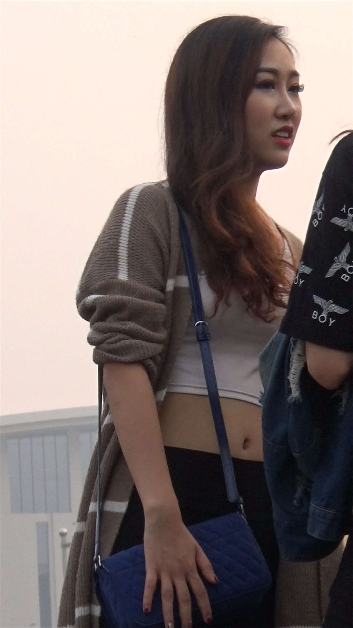 图片[2]-黑色紧身裤露脐美女-日更街拍