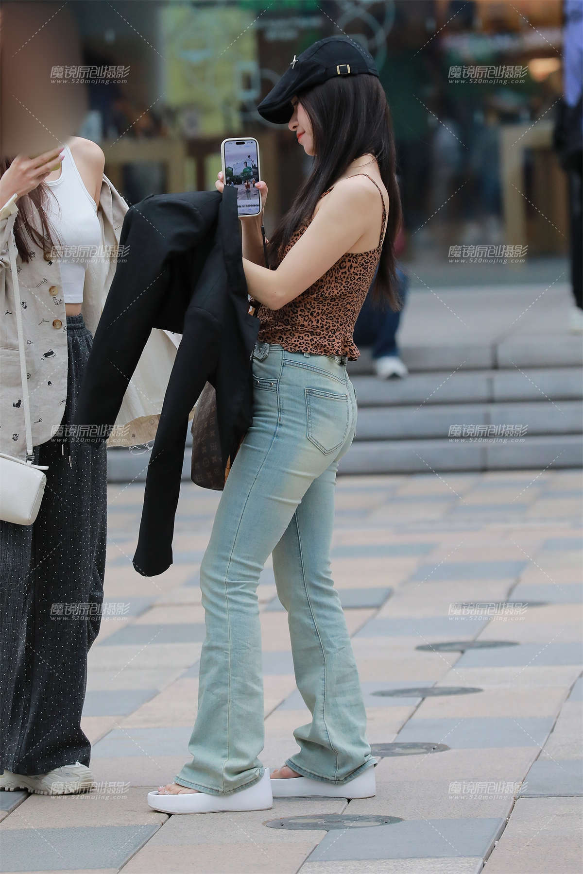 图片[2]-拍照的牛仔裤美女-日更街拍