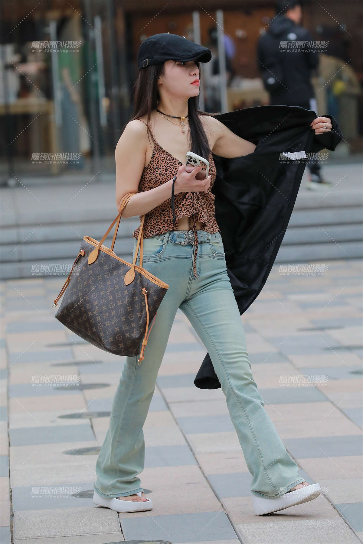 拍照的牛仔裤美女-日更街拍