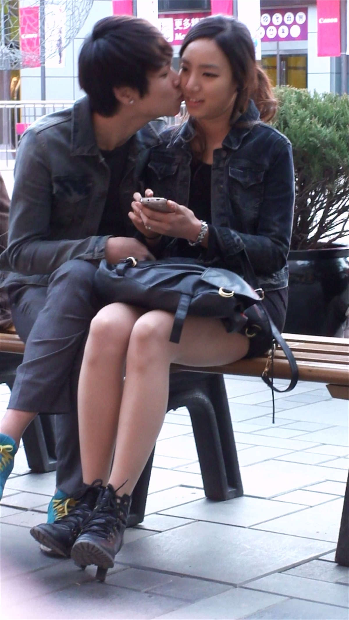 图片[2]-年轻情侣公然在街上亲热拥吻-日更街拍