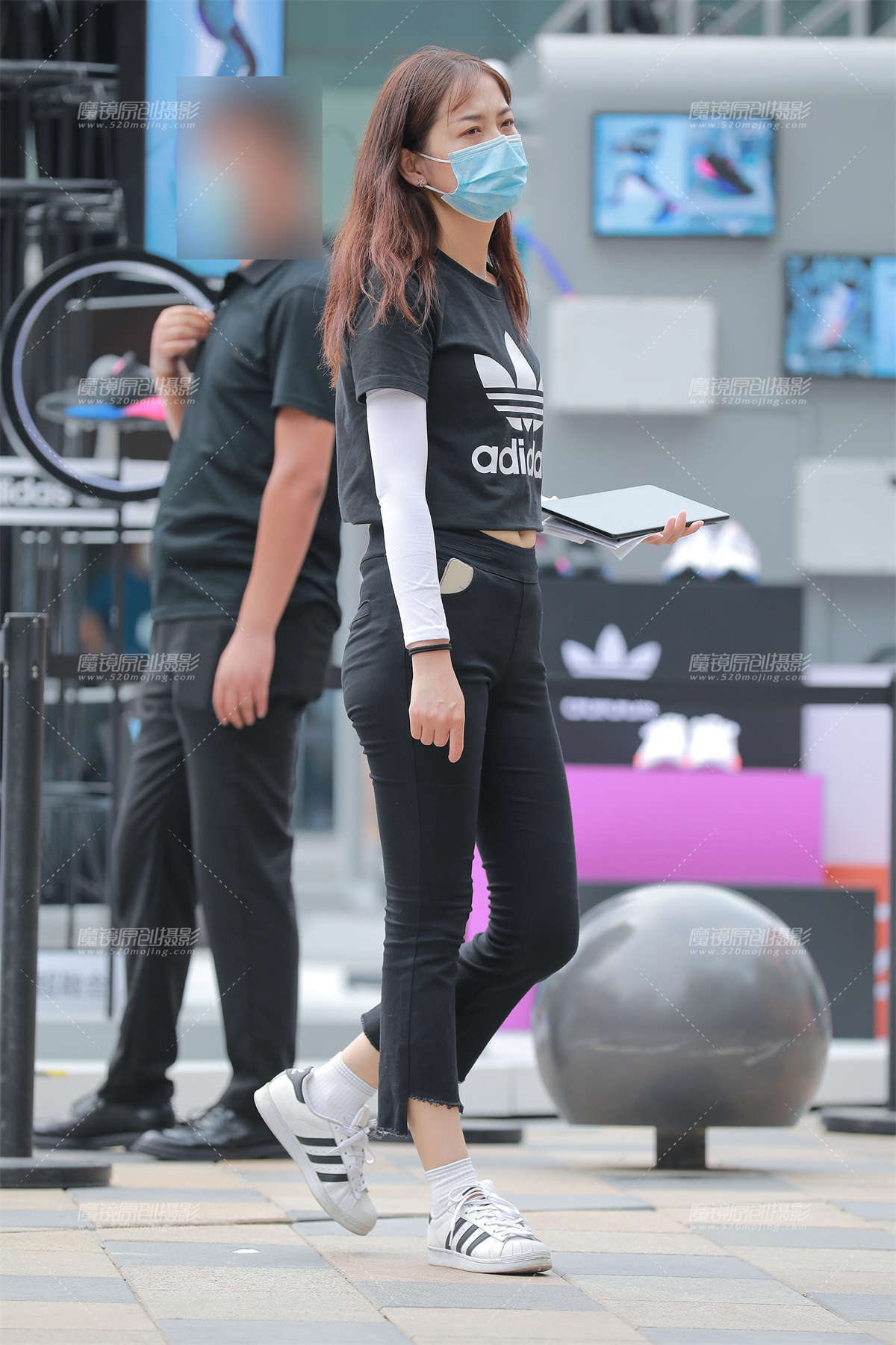 图片[2]-两位黑色紧身裤小姐姐-日更街拍