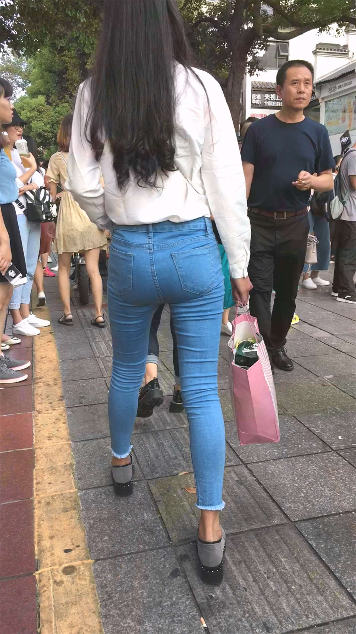 这个牛仔美臀可以玩一年-日更街拍