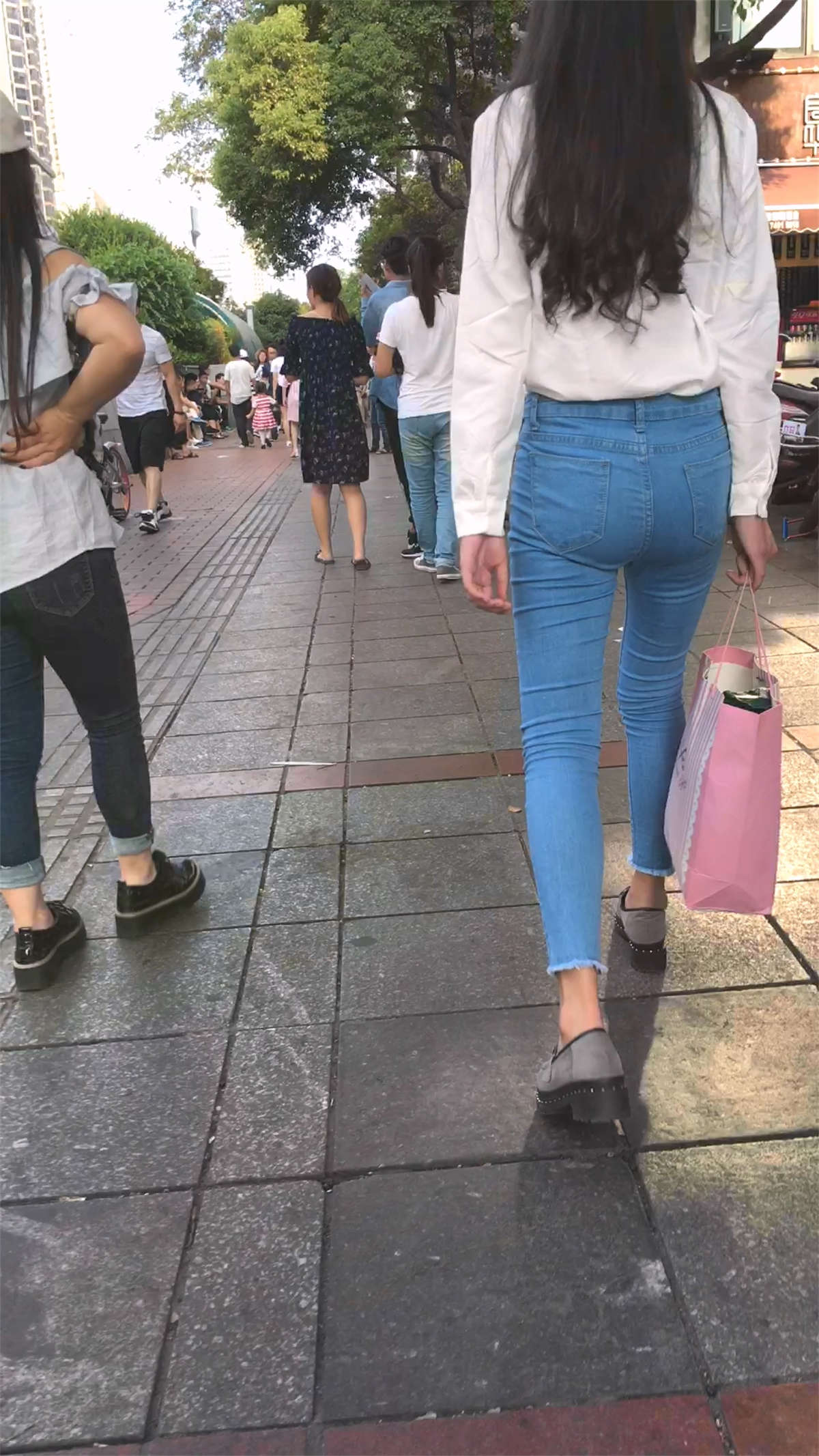 图片[2]-这个牛仔美臀可以玩一年-日更街拍