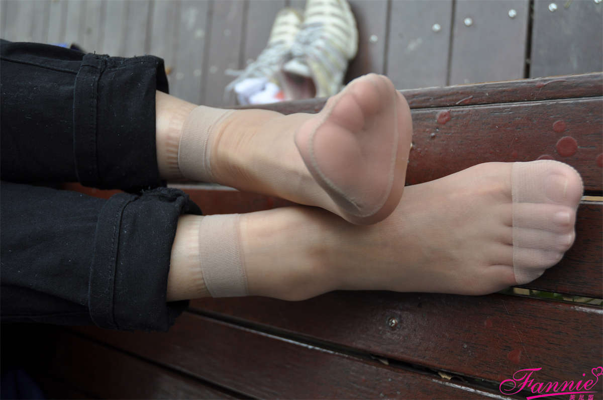 Fannie芬妮美足园NO.554 深秋故事 丝足特写（1）-日更街拍