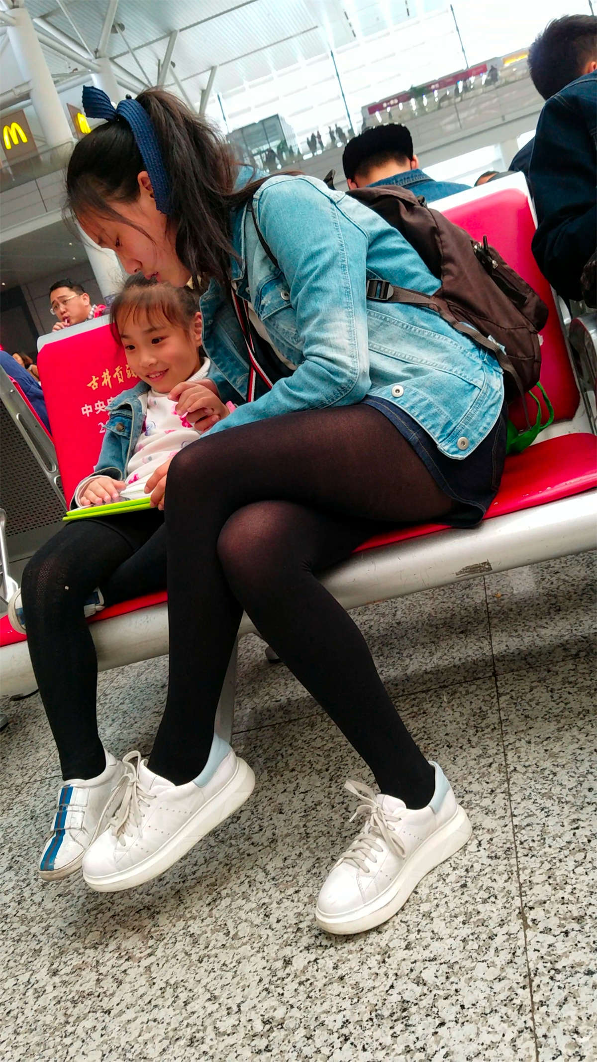 图片[2]-[4K高清视频]车站候车的黑色丝袜牛仔短裤极品美腿小妹-日更街拍