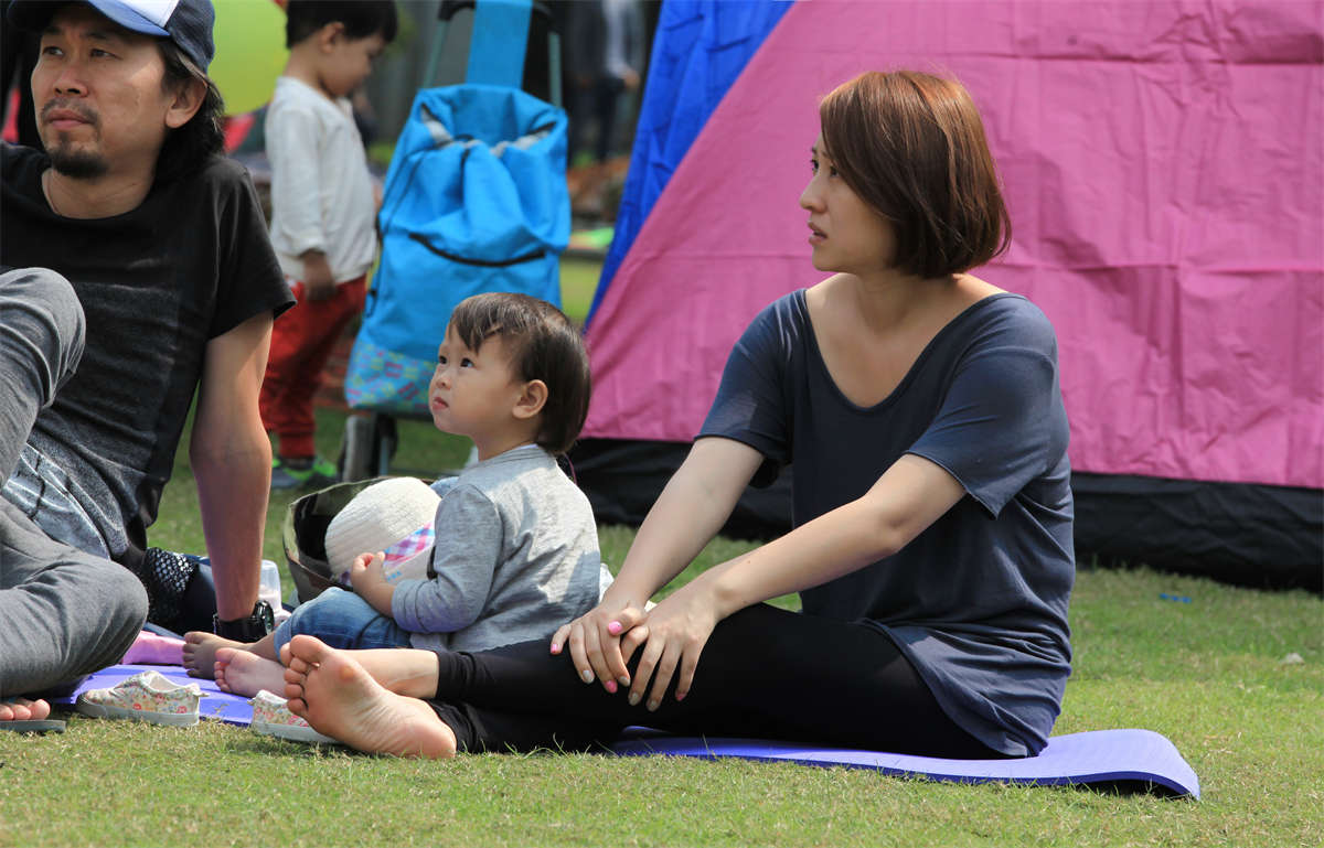 踏青公园街拍系列No.1195 日本少妇注重保养，气质果然与众不同-日更街拍