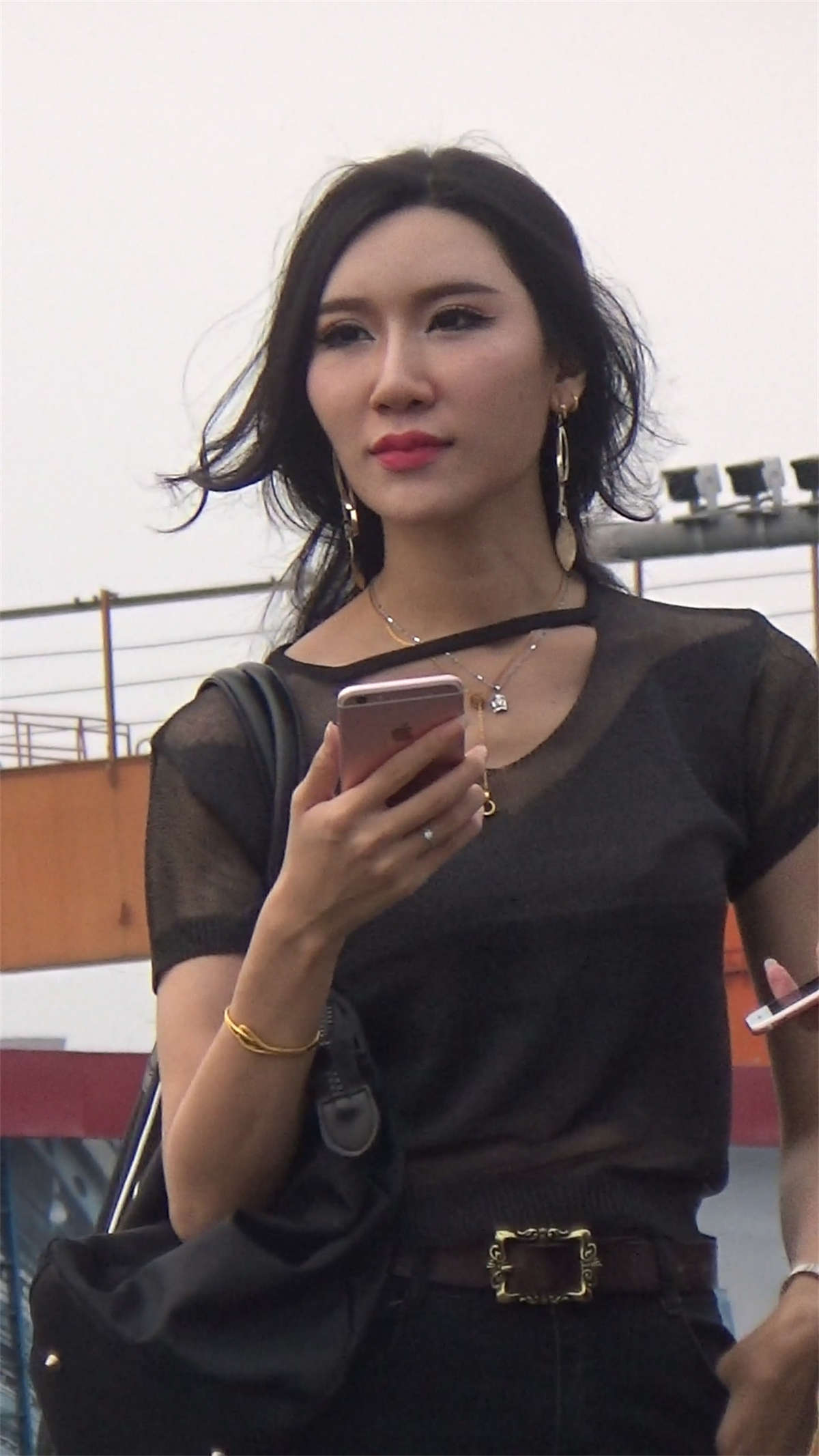 黑色破洞紧身裤蕾丝T恤美女-日更街拍