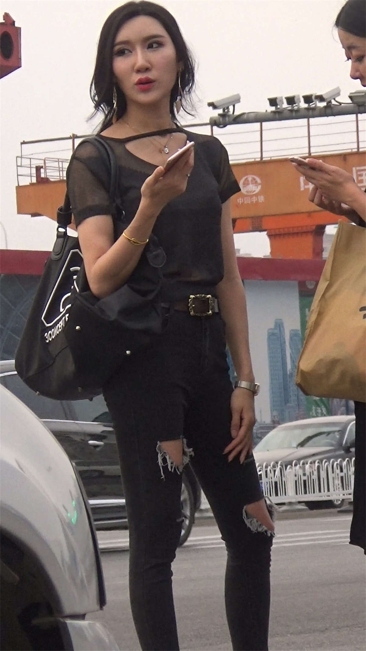 图片[2]-黑色破洞紧身裤蕾丝T恤美女-日更街拍