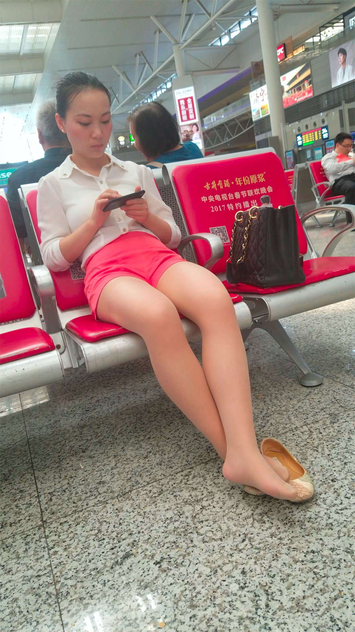 [4K高清视频]高铁站可以脱鞋晾丝袜脚吗-日更街拍