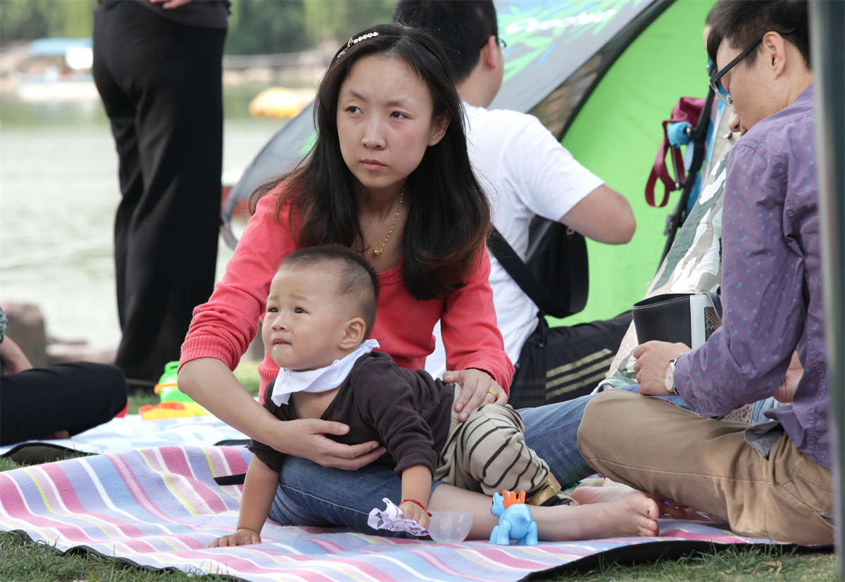 图片[2]-踏青公园街拍系列No.23 细长干净白嫩的年轻少妇玉足-日更街拍