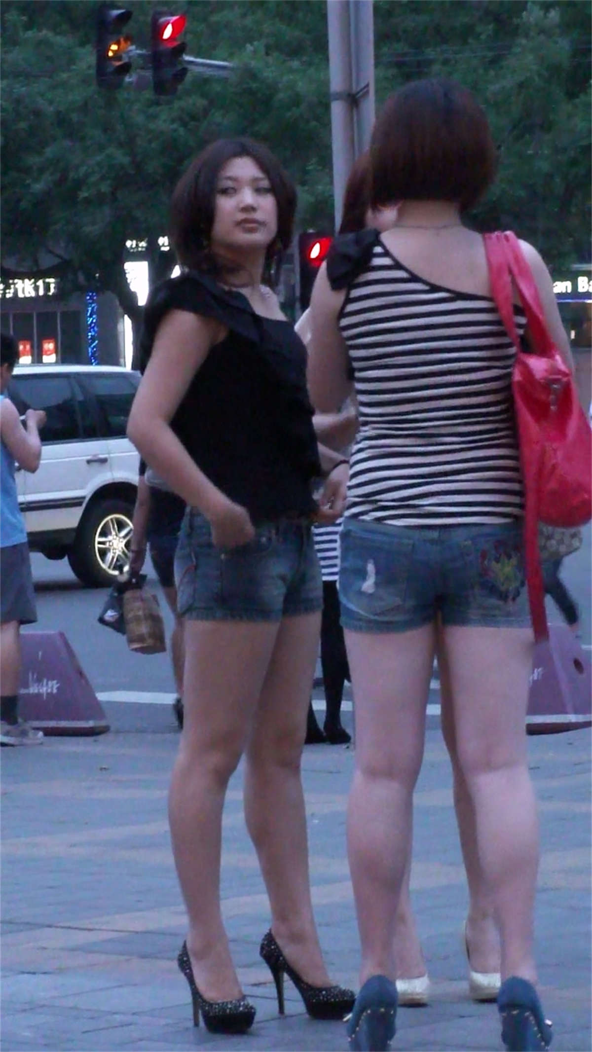 图片[2]-牛仔短裤性感美腿-日更街拍