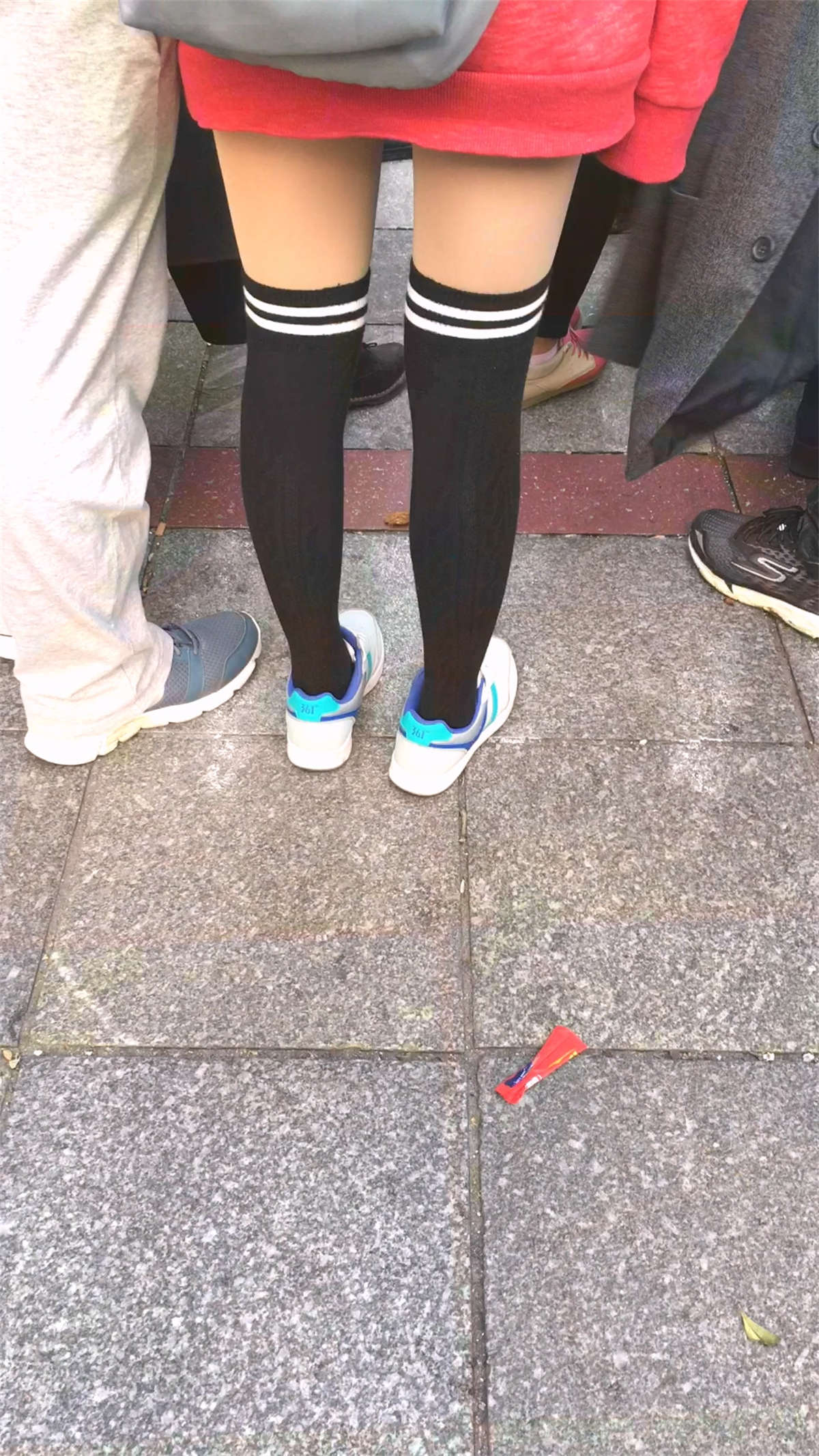 图片[2]-这样的袜子不错-日更街拍