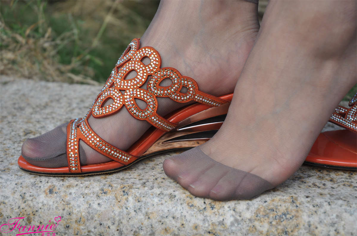 Fannie芬妮美足园NO.555 深秋故事 丝足特写（2）红凉拖-日更街拍