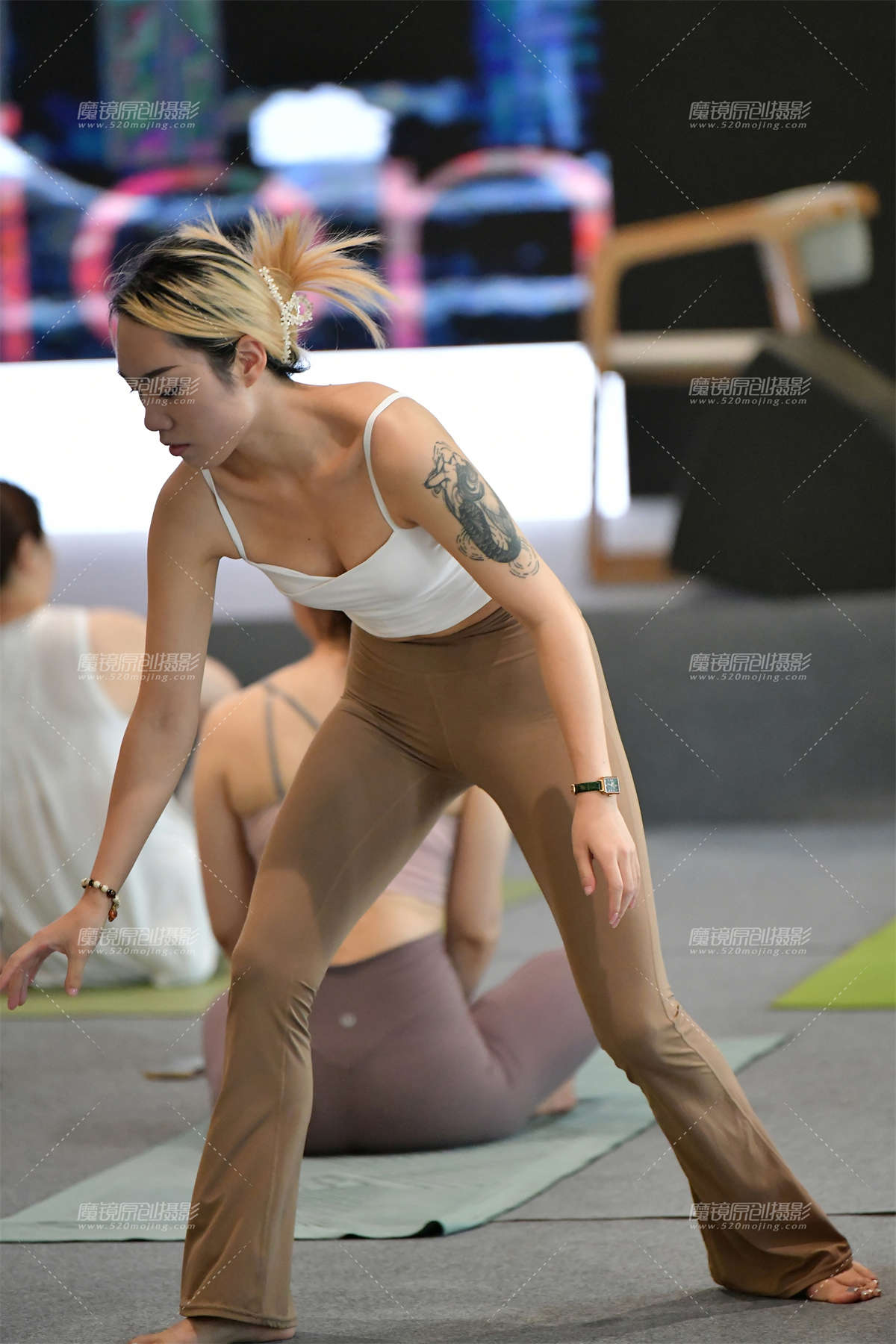 ★白抹胸紧身裤瑜伽美女-日更街拍