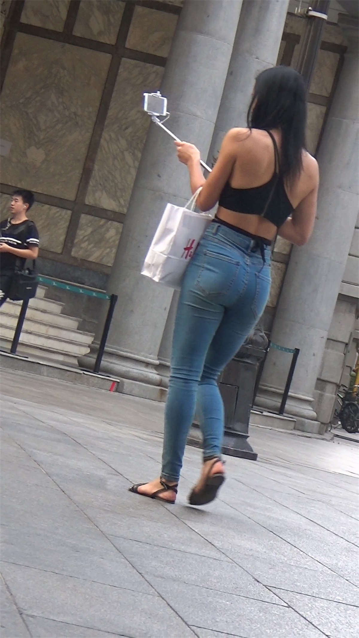 极品翘臀紧身蓝色牛仔裤美女-日更街拍