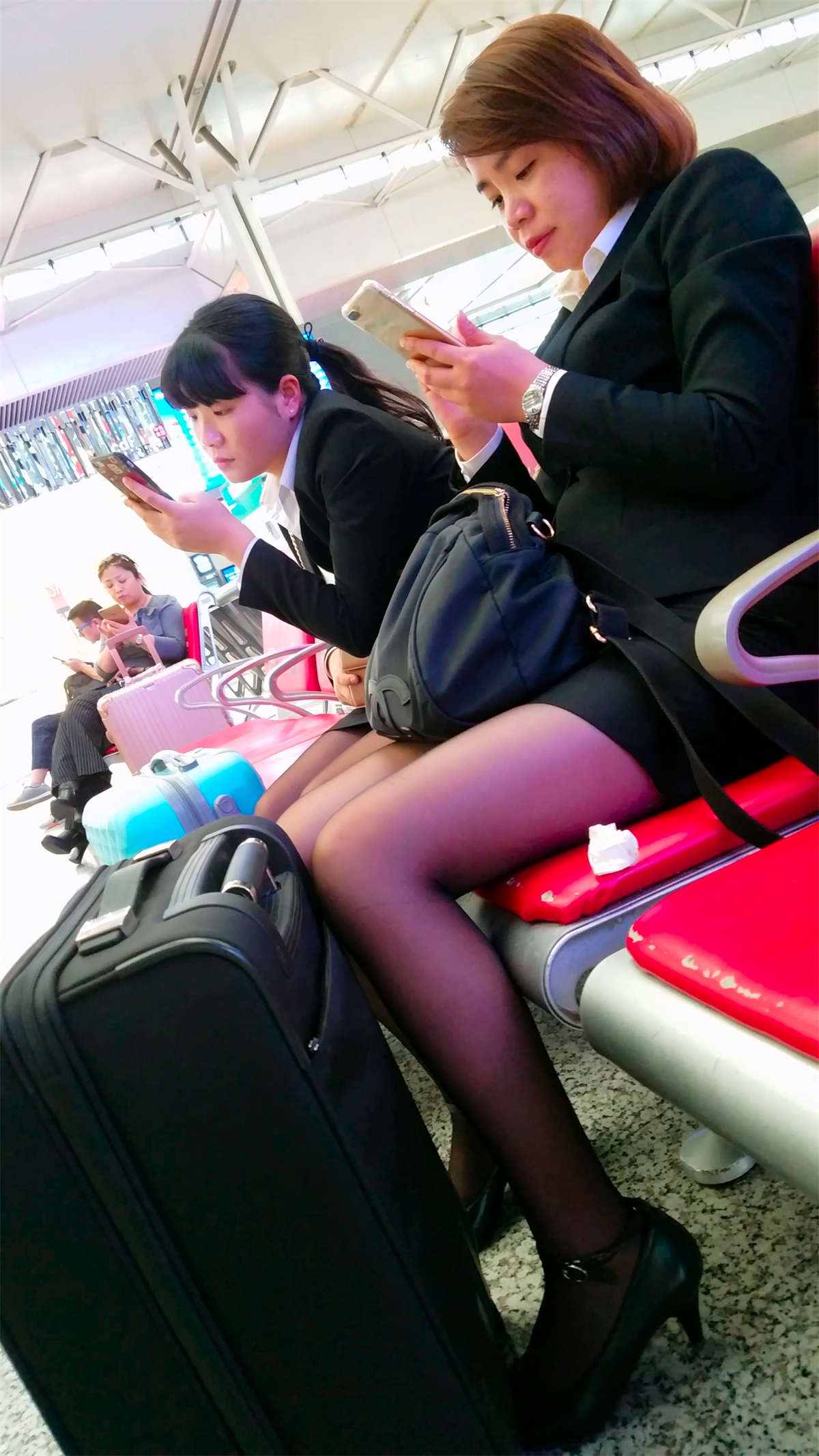 图片[2]-俩位制服街拍黑丝性感美女-日更街拍