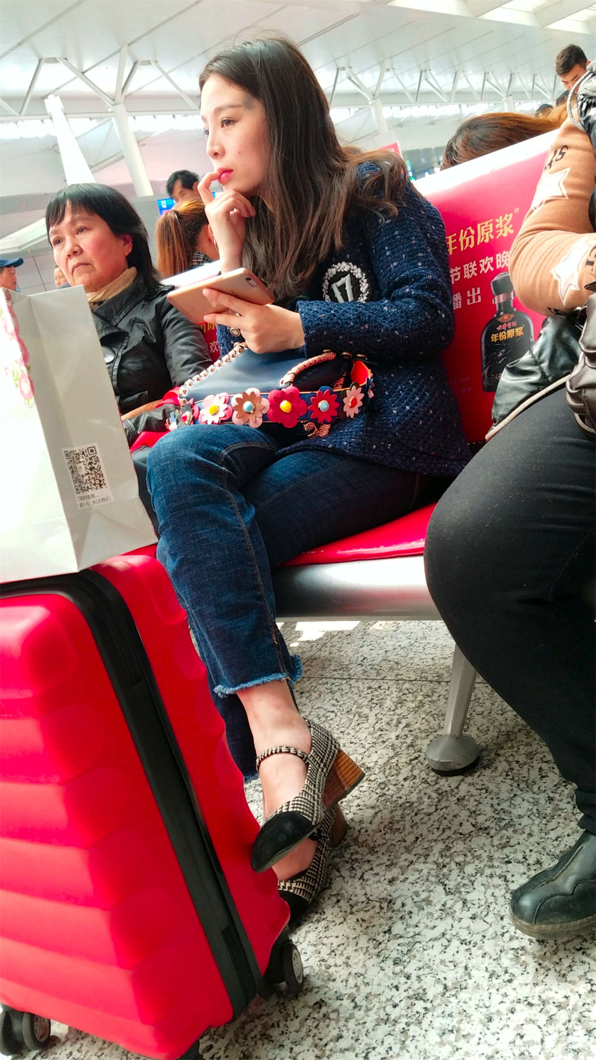 图片[2]-[4K高清视频]高铁站候车的蓝色紧身牛仔裤长发美少妇-日更街拍