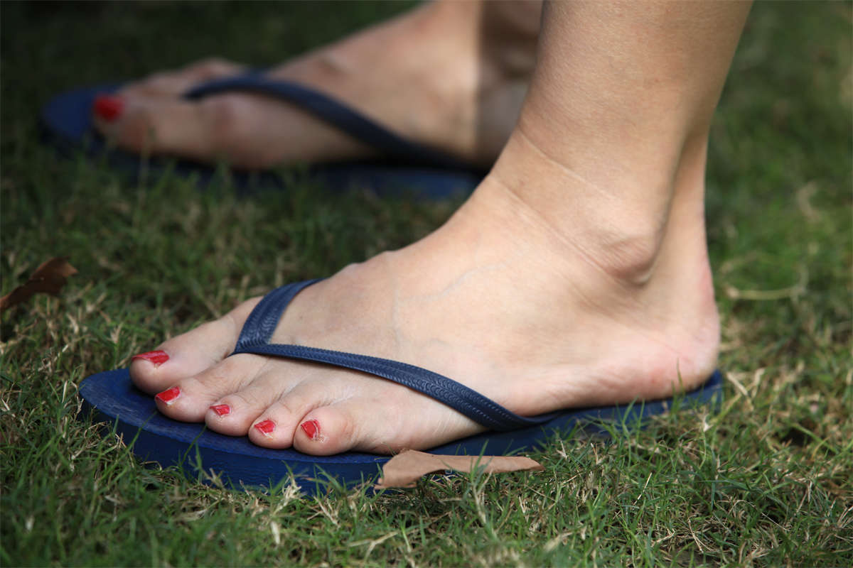 图片[2]-踏青公园街拍系列No.1196 时尚少妇露了脚，镜头总归是要光顾到的-日更街拍