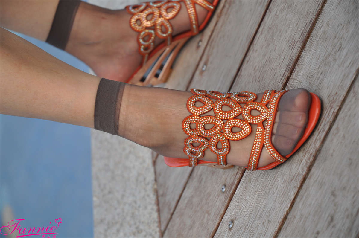 图片[2]-Fannie芬妮美足园NO.556 深秋故事 丝足特写（3）红凉拖-日更街拍