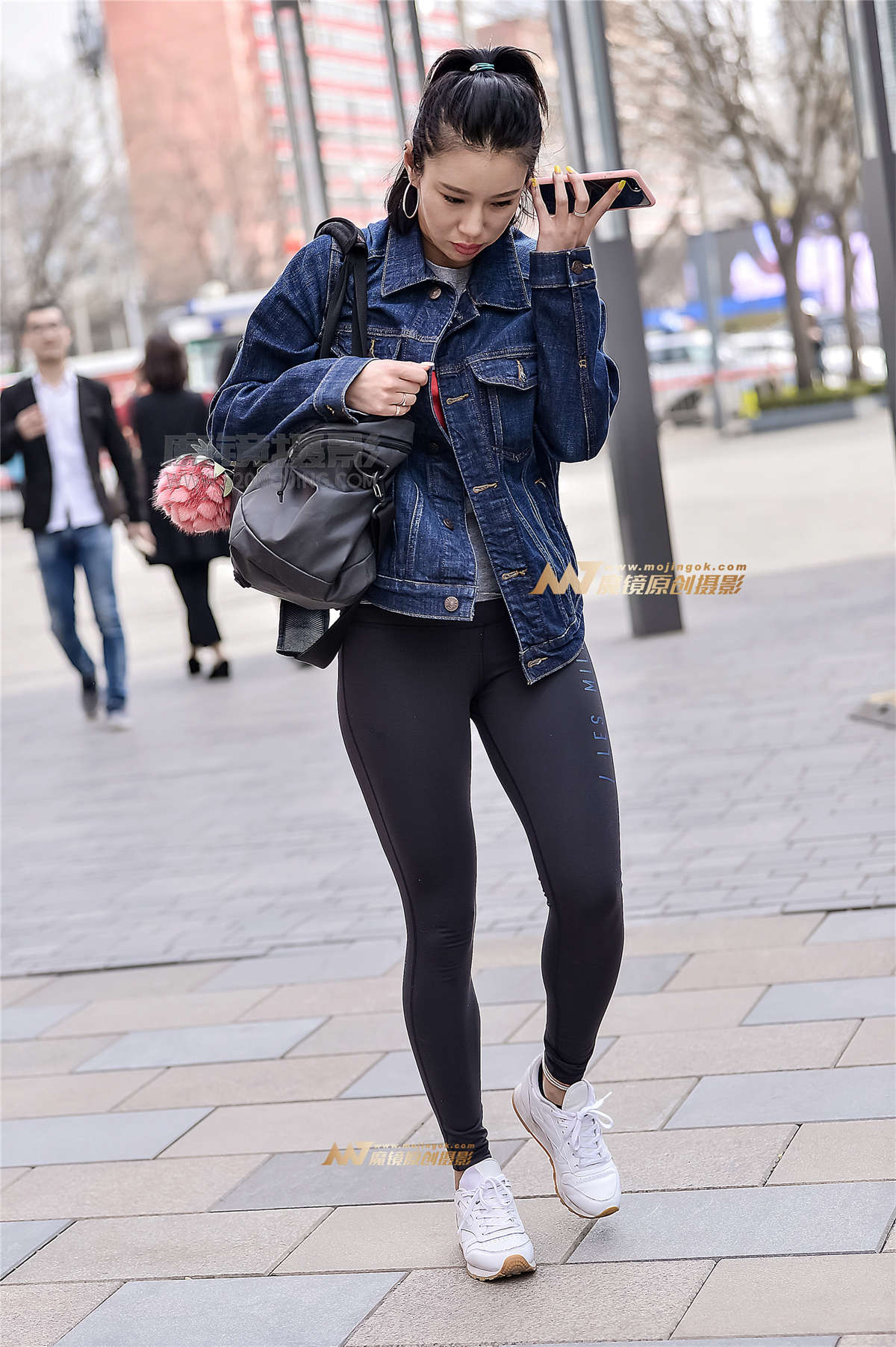 左手倒影赛帖：美女在去健身房的路上-日更街拍