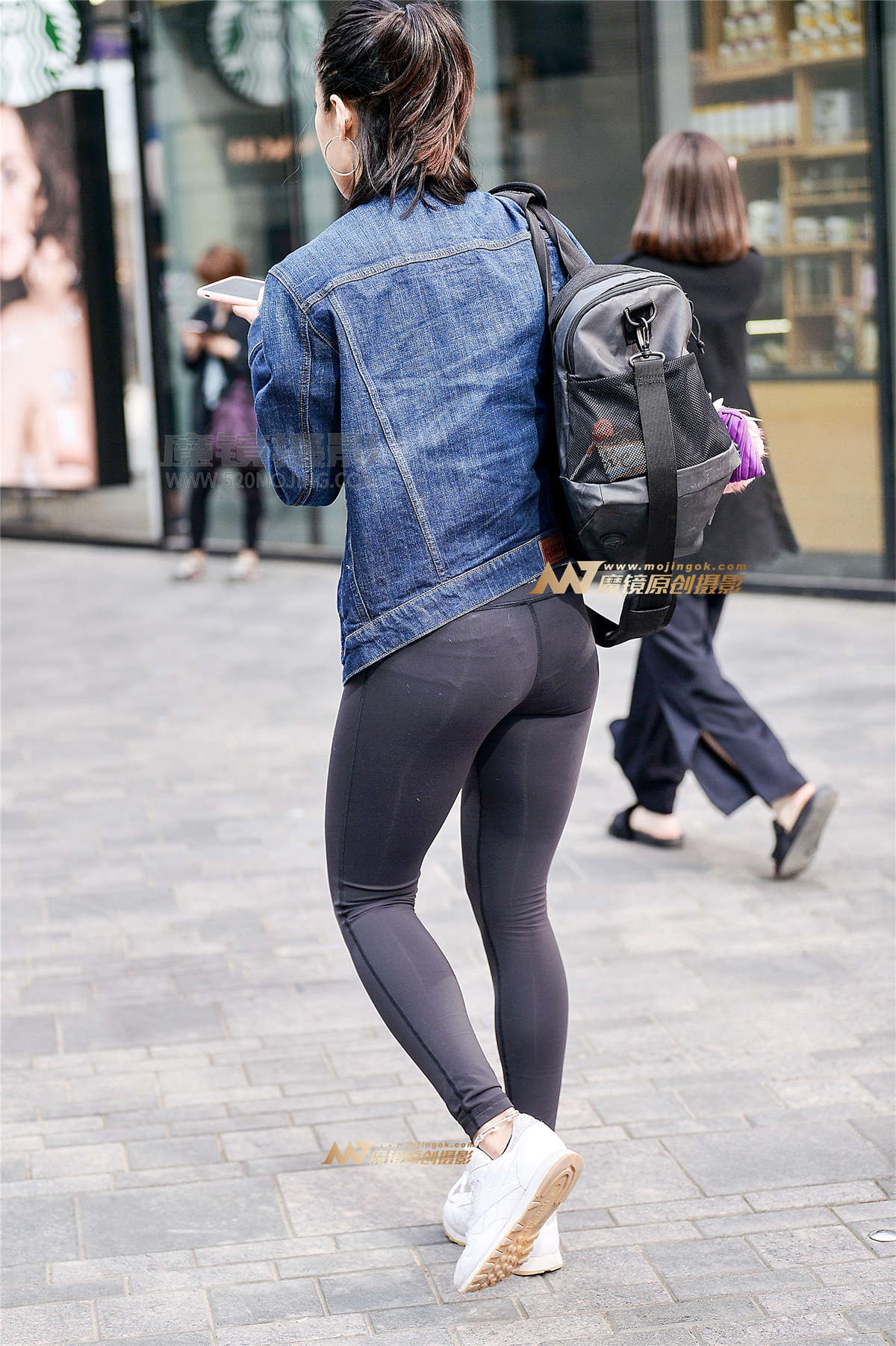 图片[2]-左手倒影赛帖：美女在去健身房的路上-日更街拍