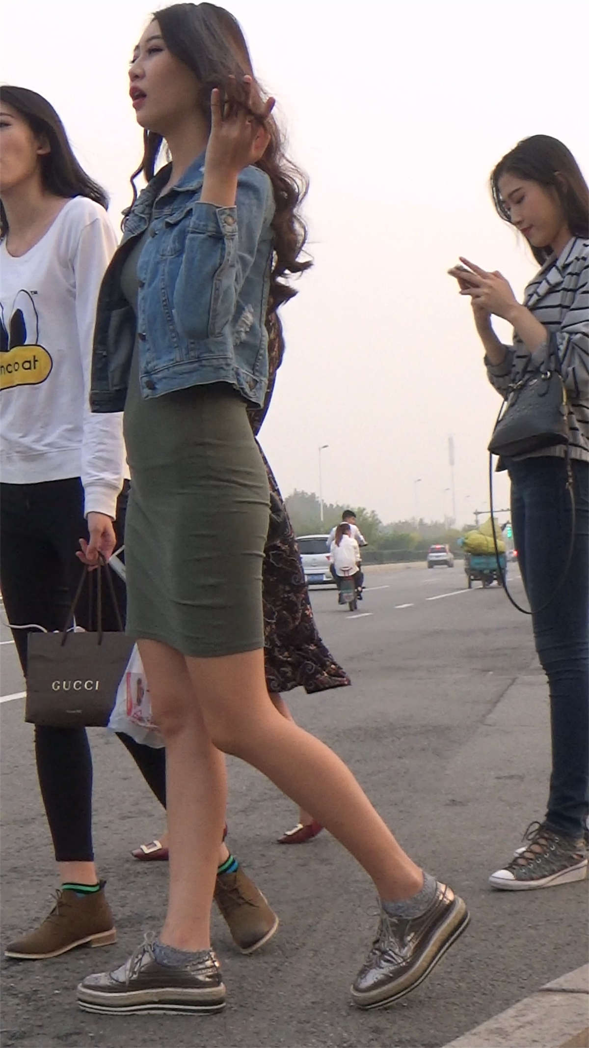 墨绿裙牛仔外套美腿美女-日更街拍