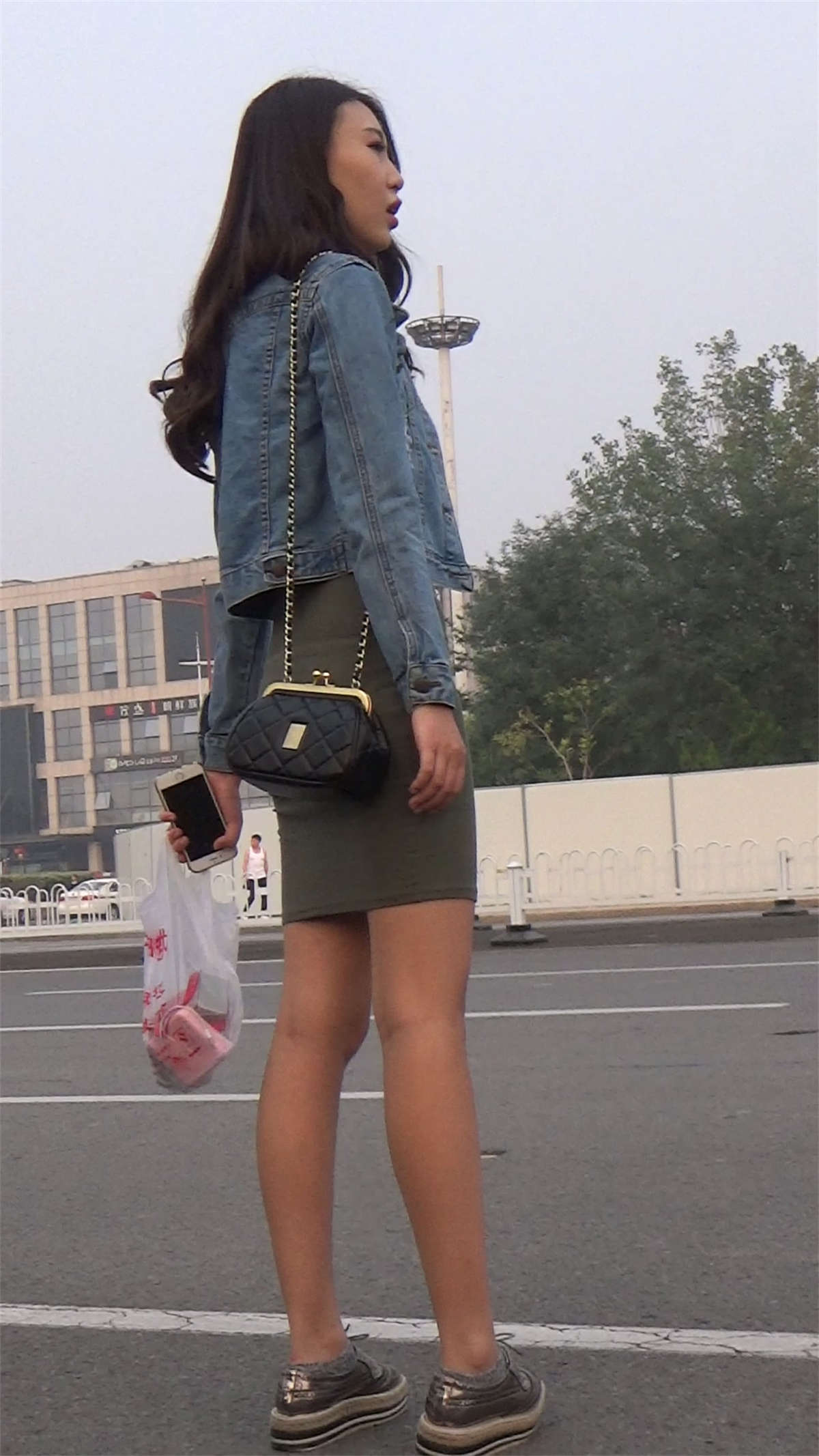 图片[2]-墨绿裙牛仔外套美腿美女-日更街拍