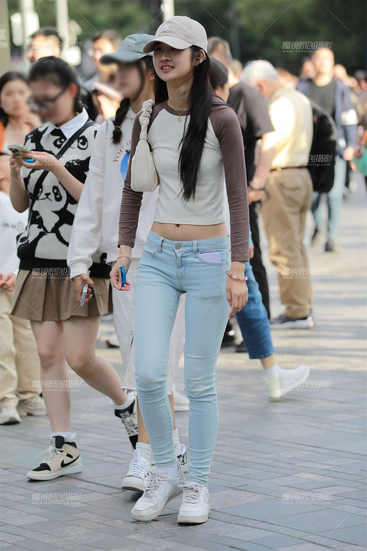 【玻璃街拍】浅牛仔裤小妹-日更街拍