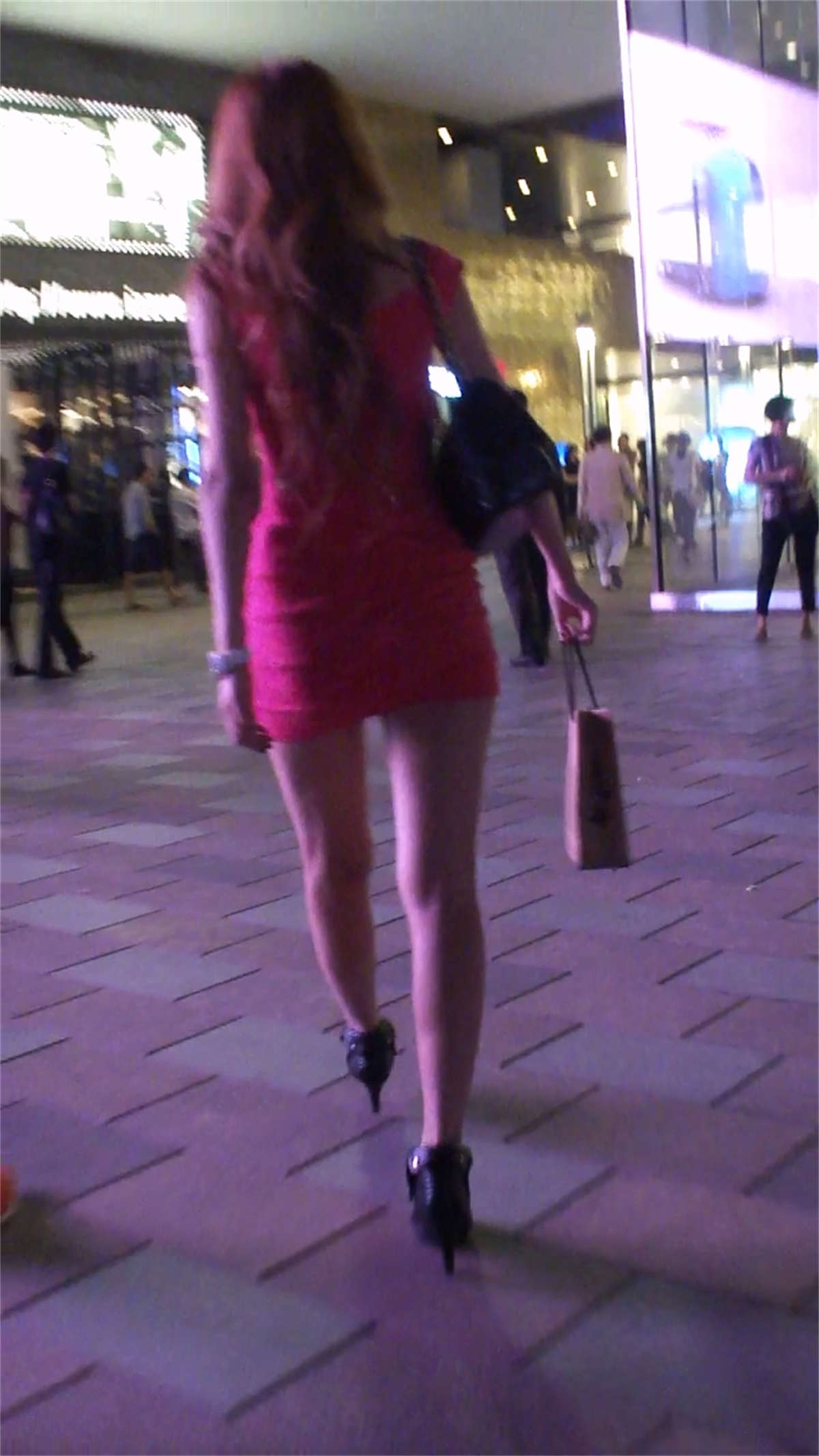 屁股又大又圆的包臀短裙美女-日更街拍