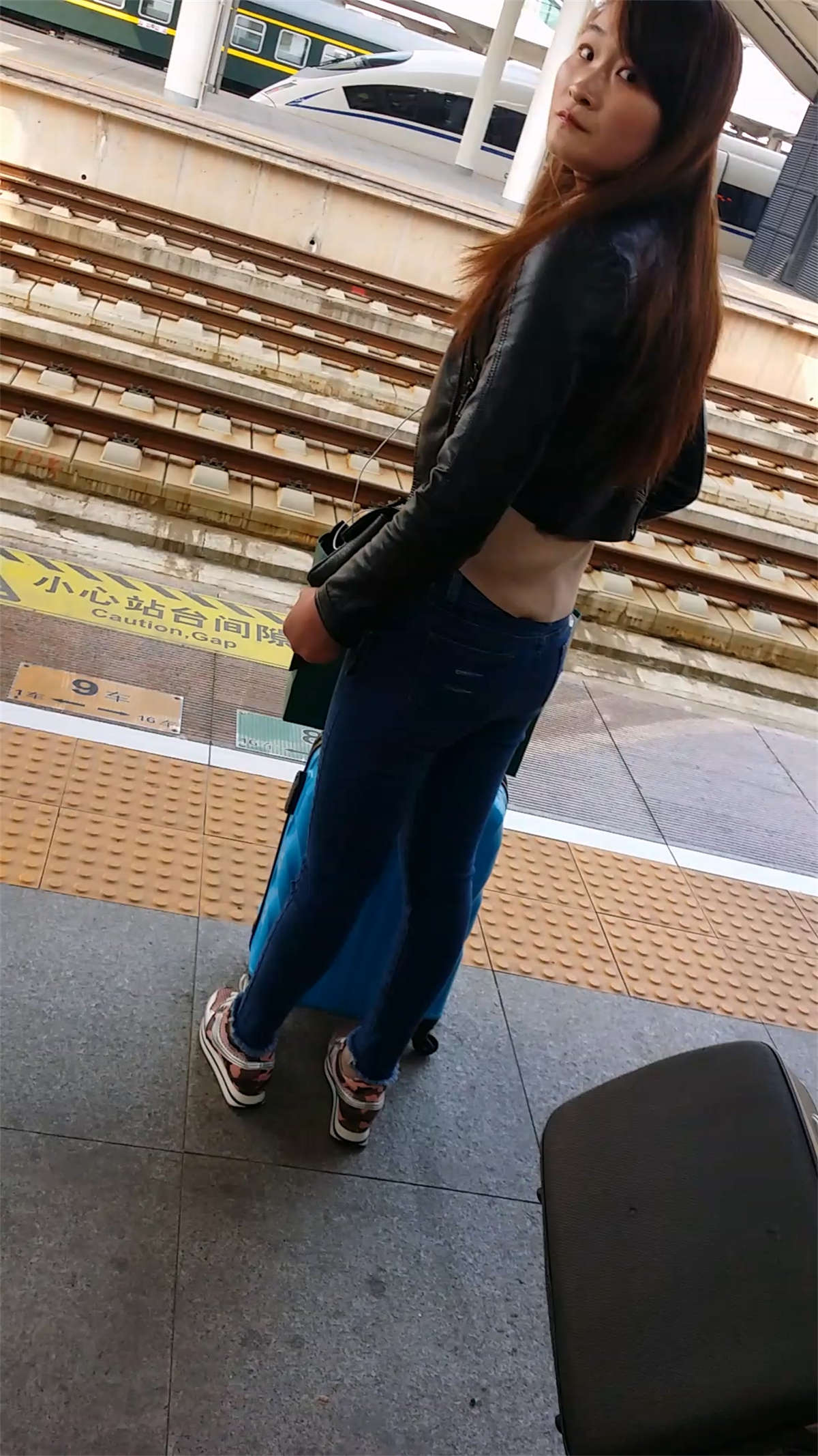 超级紧身蓝色牛仔裤学妹-日更街拍