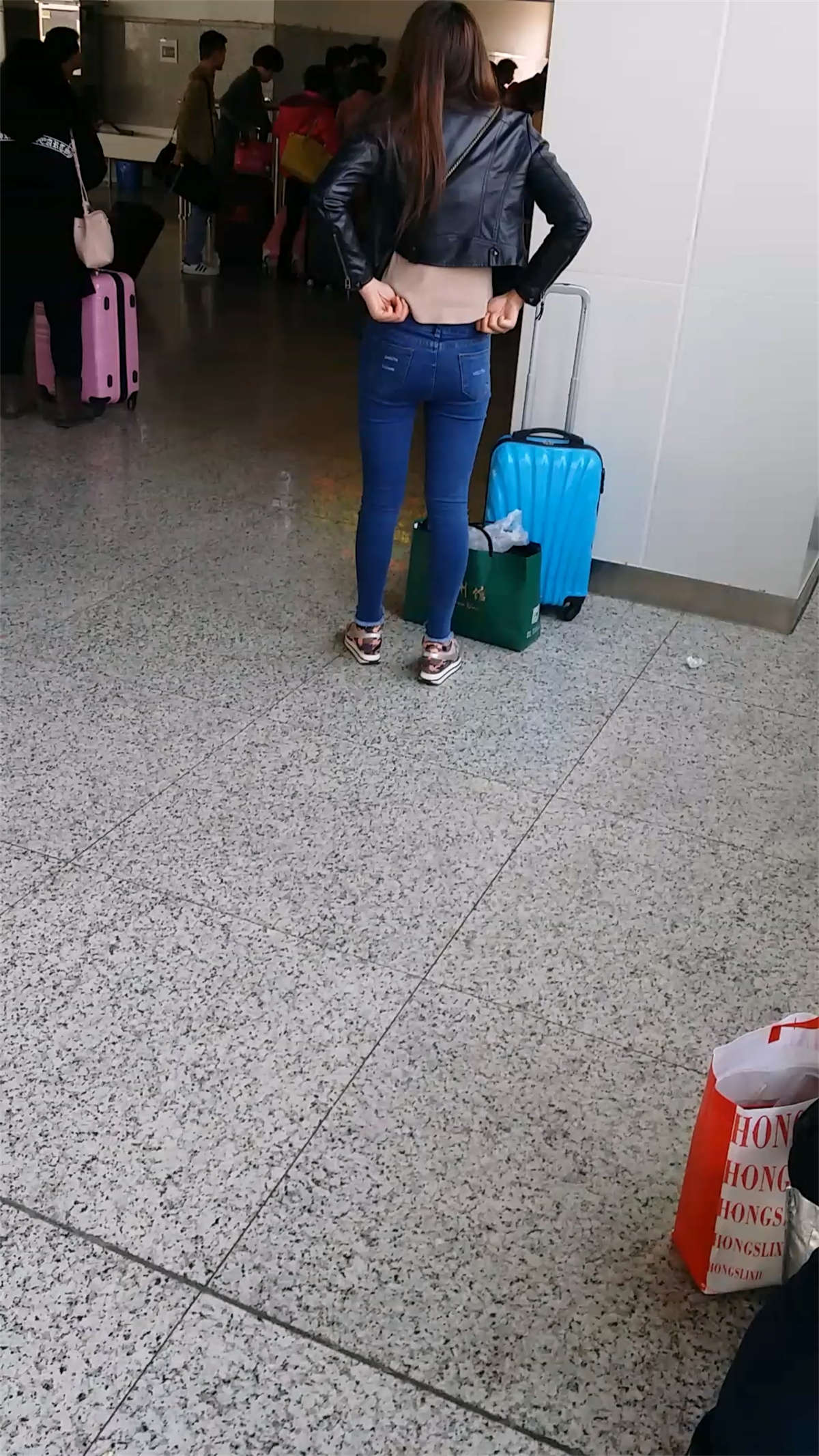 图片[2]-超级紧身蓝色牛仔裤学妹-日更街拍