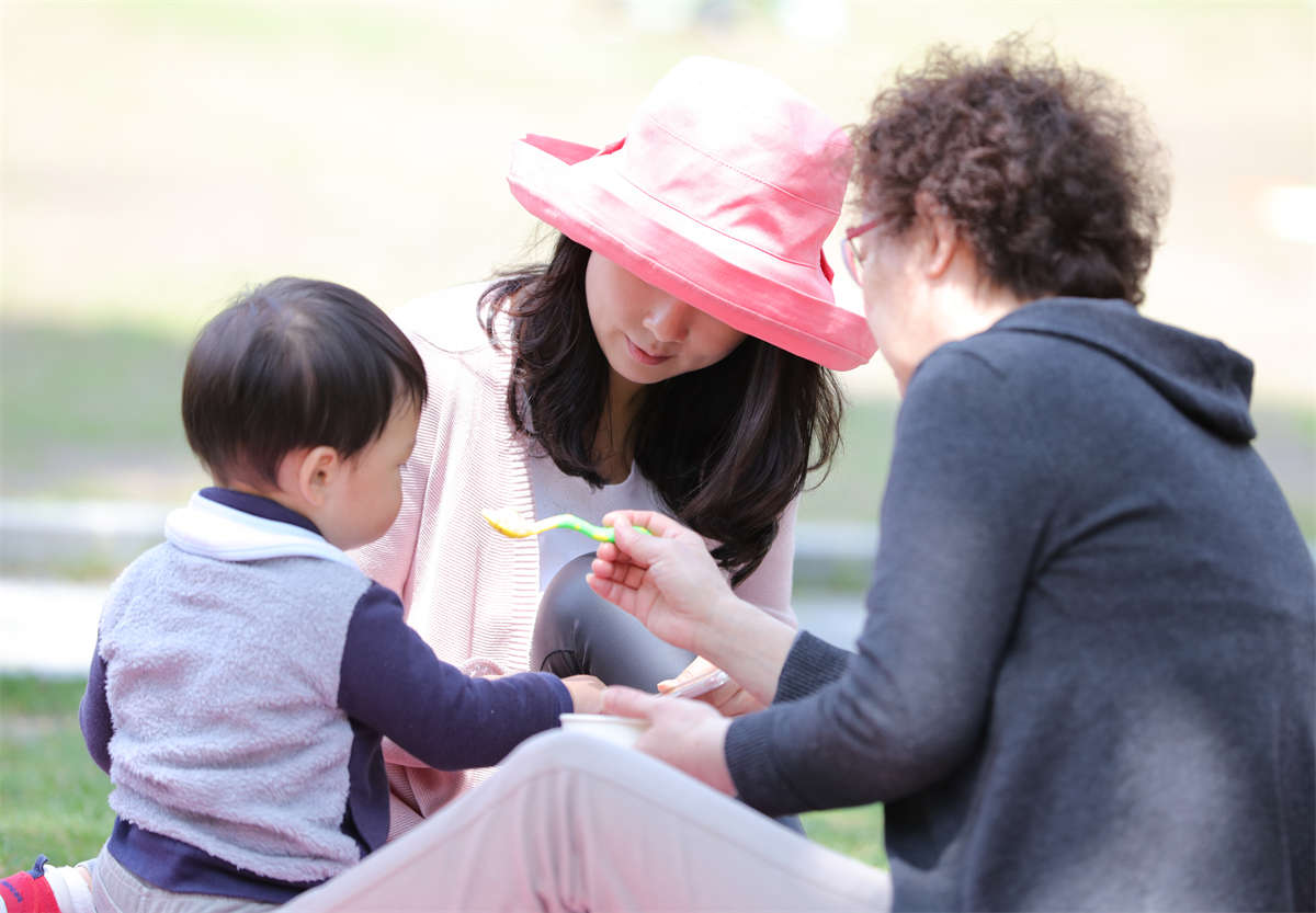 图片[2]-踏青公园街拍系列No.1197 时尚少妇面容甜美，玉足光滑修长-日更街拍