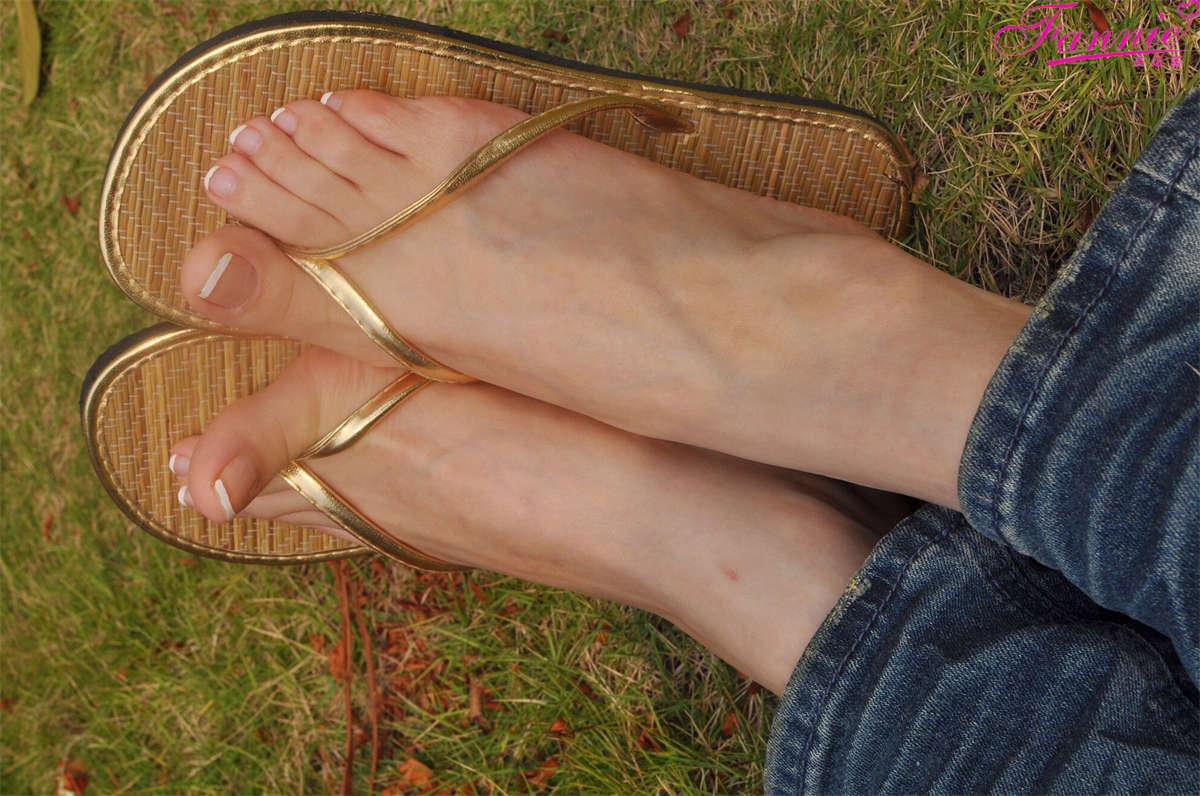 图片[2]-Fannie芬妮美足园NO.557 深秋故事 人字拖-日更街拍